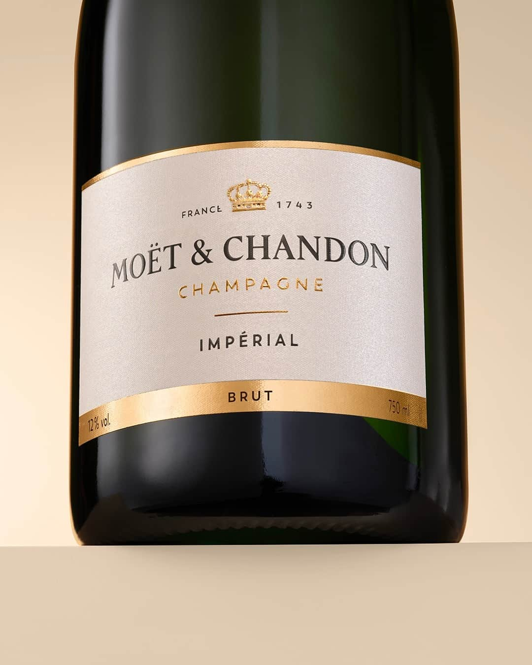 Moët & Chandon Officialのインスタグラム：「Recognize me? Moët Impérial. Same signature style, new look. ⁣ ⁣ #ToastWithMoet #MoetChandon⁣ ⁣ This material is not intended to be viewed by persons⁣ under the legal alcohol drinking age or in countries⁣ with restrictions on advertising on alcoholic beverages.⁣ ENJOY MOËT RESPONSIBLY.⁣」