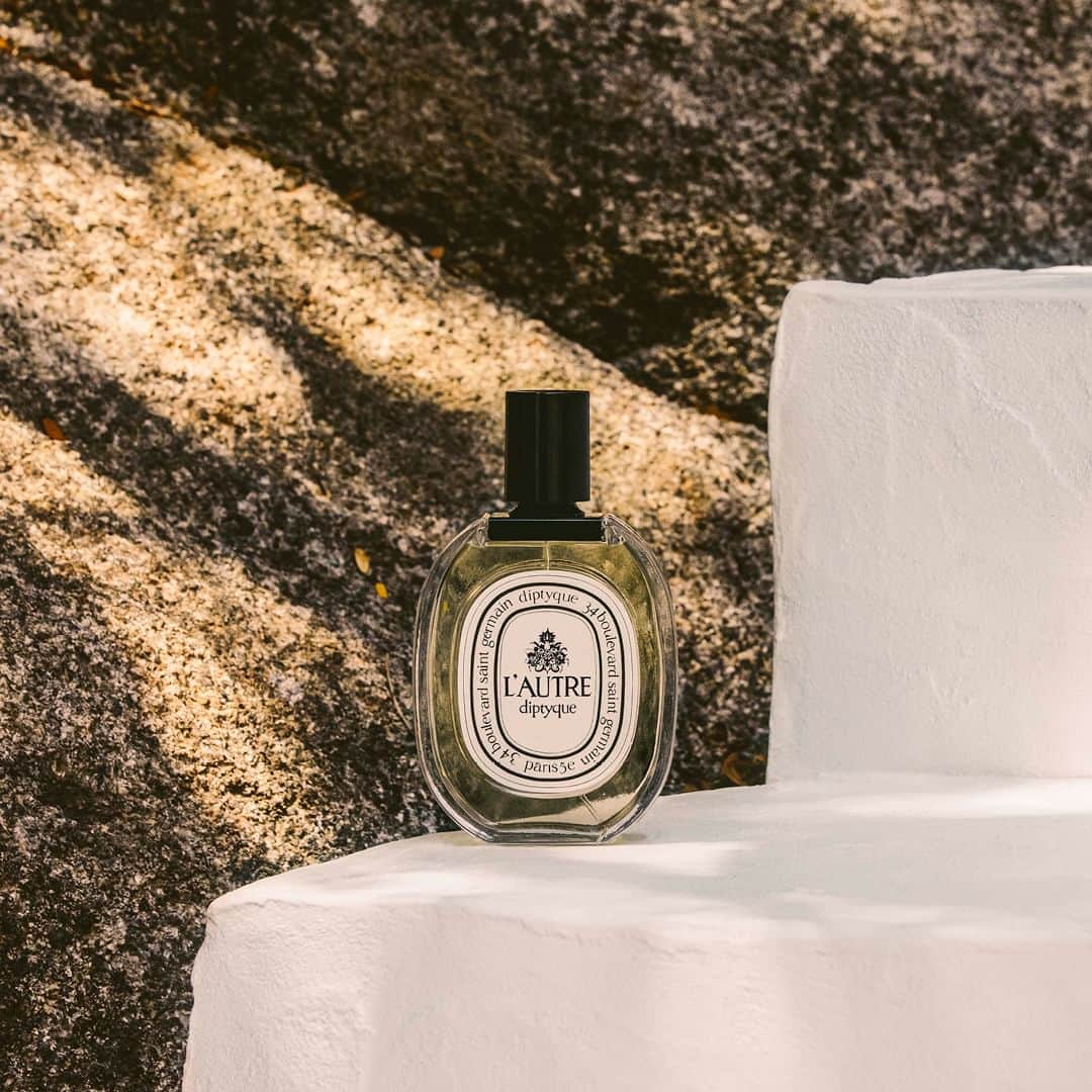 ディプティックのインスタグラム：「A faraway place… …comes to mind, in the sillage of L'Autre. The eau de toilette, with its twenty-seven spice essences, traces the mythical routes between East and West. In the shadow of ancient cities.」