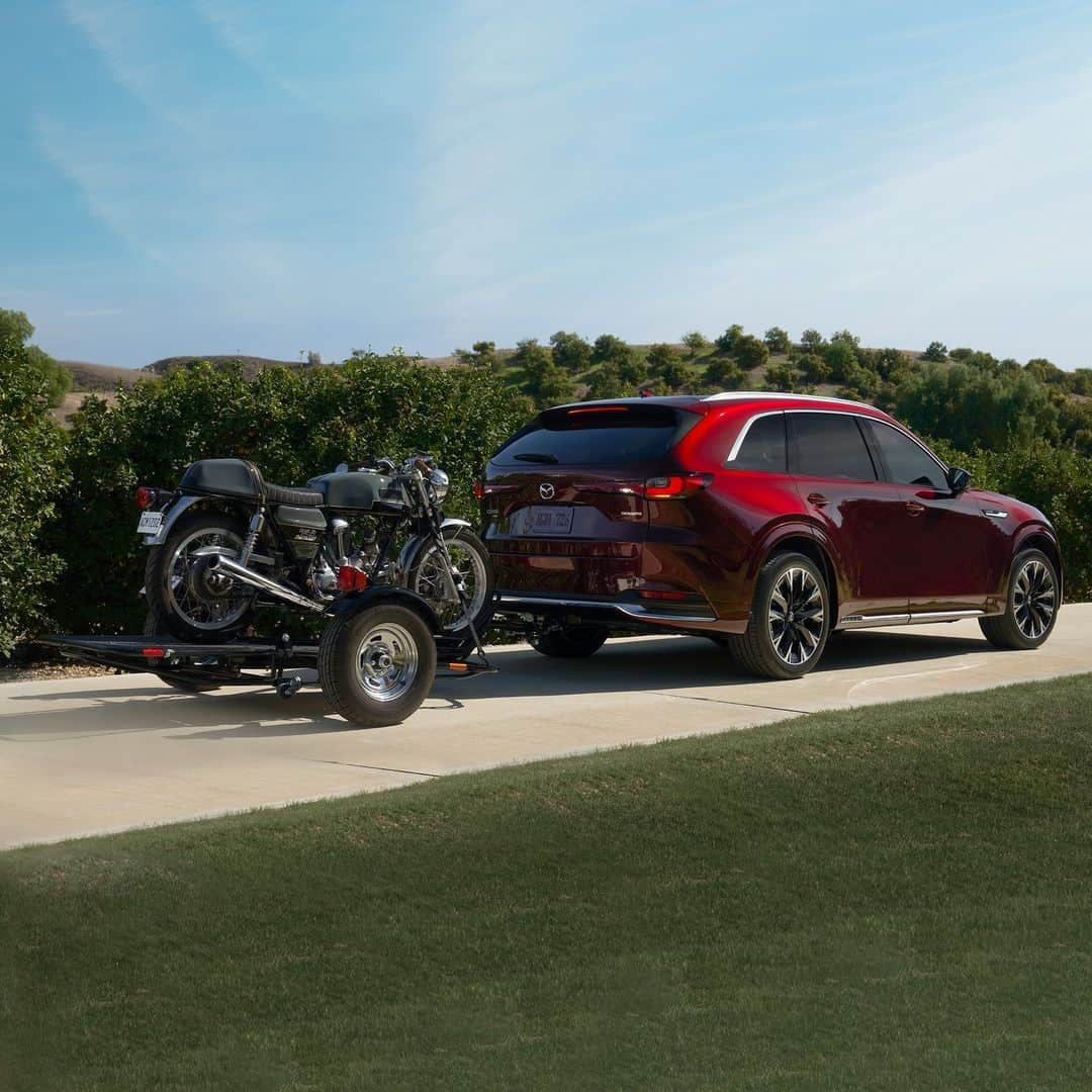 MAZDA Canadaのインスタグラム：「Summertime road trips are where memories are made, and with seating for up to 8 passengers and up to 5,000 lbs of powerful towing capacity, the #MazdaCX90 Mild Hybrid Inline 6 Turbo is ready to make them unforgettable. Link in bio to learn more. #CX90 #MazdaCanada 🔴 Prendre la route des vacances, c’est s’assurer des souvenirs inoubliables. Avec de la place pour accueillir jusqu’à 8 passagers et une capacité de remorquage de 5 000 livres, le #MazdaCX90 Hybride léger à 6 cylindres en ligne turbo a tout ce qu’il faut pour vous offrir un été mémorable. Cliquez sur le lien dans la bio pour en savoir plus.」