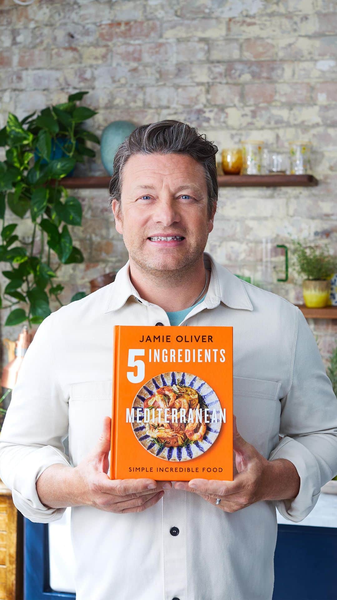 ジェイミー・オリヴァーのインスタグラム：「Not long until my new cookbook 5 Ingredients Mediterranean comes out on the 31st August and I wanted to let you know that anyone who wants to get their hands on a signed copy can pre-order one from @waterstones now! You’ve been asking me for a new 5 Ingredients for years and it’s almost here – this is everything people loved about the first book and MORE!!! Link in my bio, big love guys can’t wait for you to see this book x x #5ingredientsmed #ad」