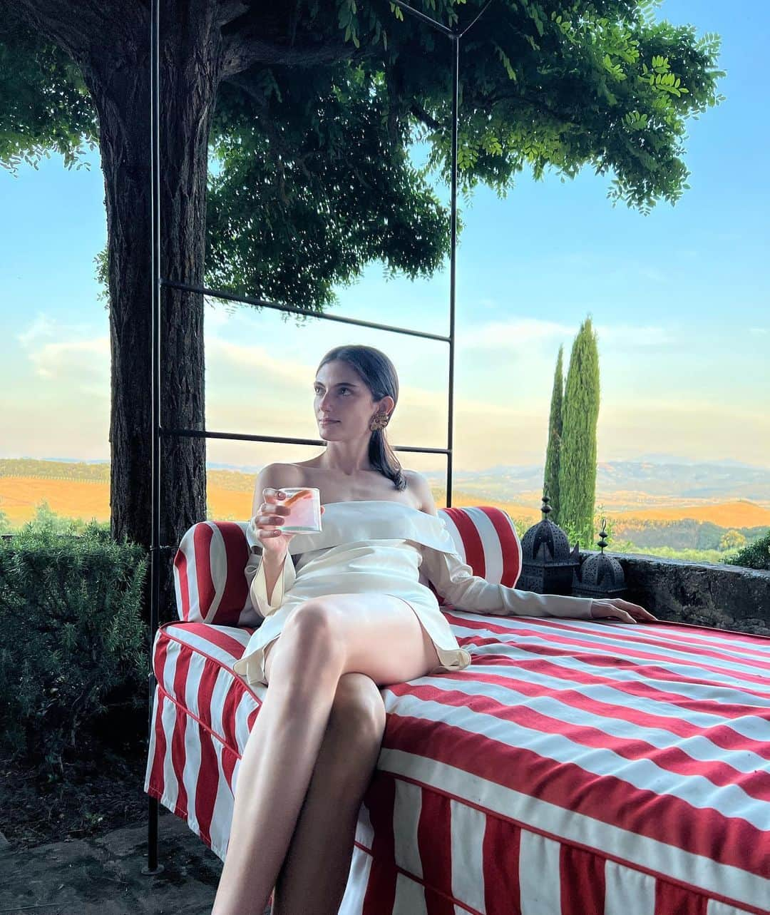 ポピー・デルヴィーニュさんのインスタグラム写真 - (ポピー・デルヴィーニュInstagram)「Most magical time in Tuscany with @reformation & a few faves… 🇮🇹🍝  TAKE. US. BACK.」7月13日 0時57分 - poppydelevingne