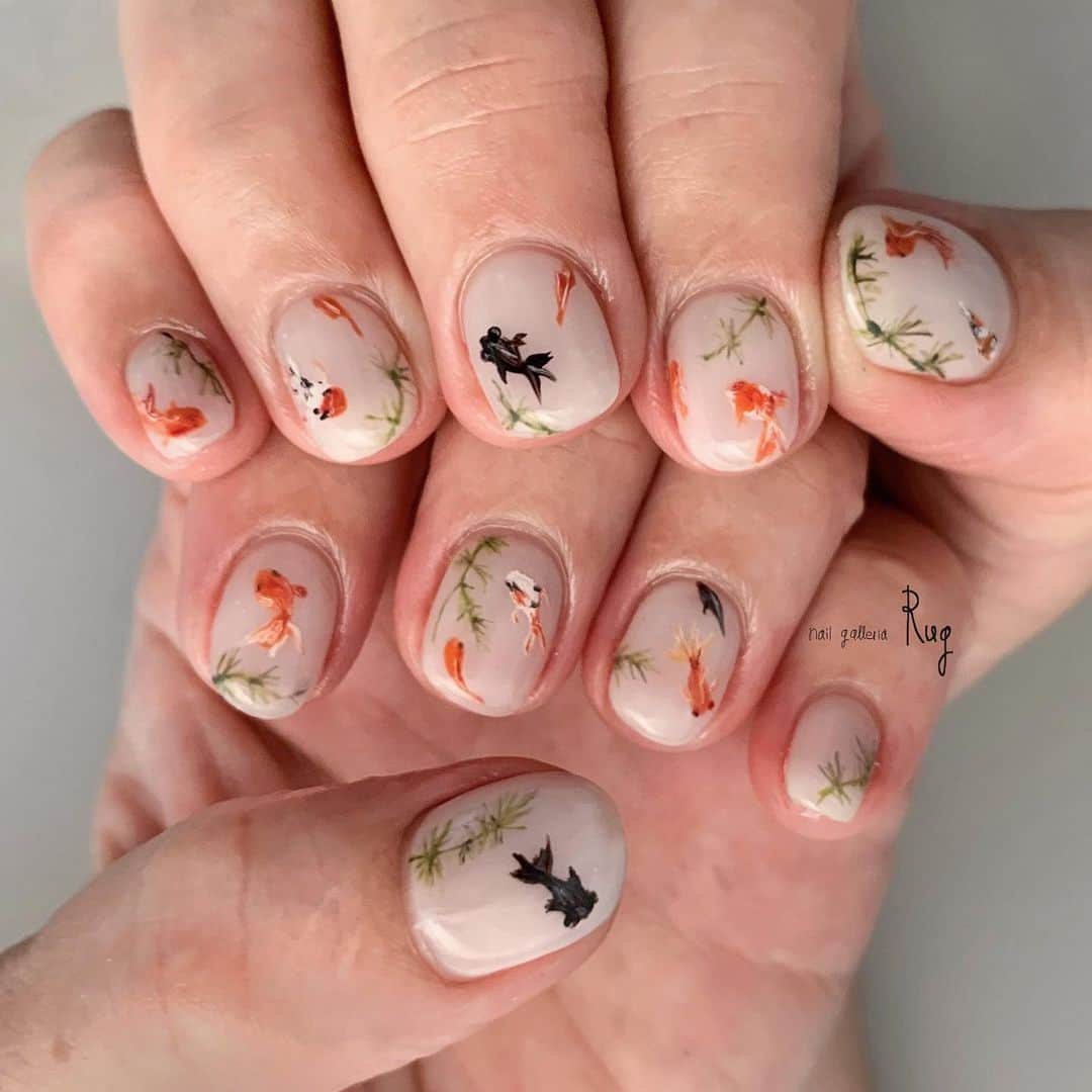 aoki_nailさんのインスタグラム写真 - (aoki_nailInstagram)「・ 夏の魚 #金魚掬い  シースルークリアの ベースカラーに 泳ぐ金魚🌿  縁日で見る金魚は このアングルなんだよね 🔍  いつもありがとうございます🐟  nailgalleria  Rug〈ラグ〉 大阪市北区中崎西2-6-3  #絵画ネイル#水彩画ネイル#油絵ネイル#金魚ネイル#黄緑ネイル #夏ネイル#金魚すくい#縁日 #絵画ネイル #油絵ネイル #手描きアート#手描きデザイン#手描きネイル#アート#アートネイル #イラストネイル#rugペイントC」7月13日 0時57分 - aoki_nail