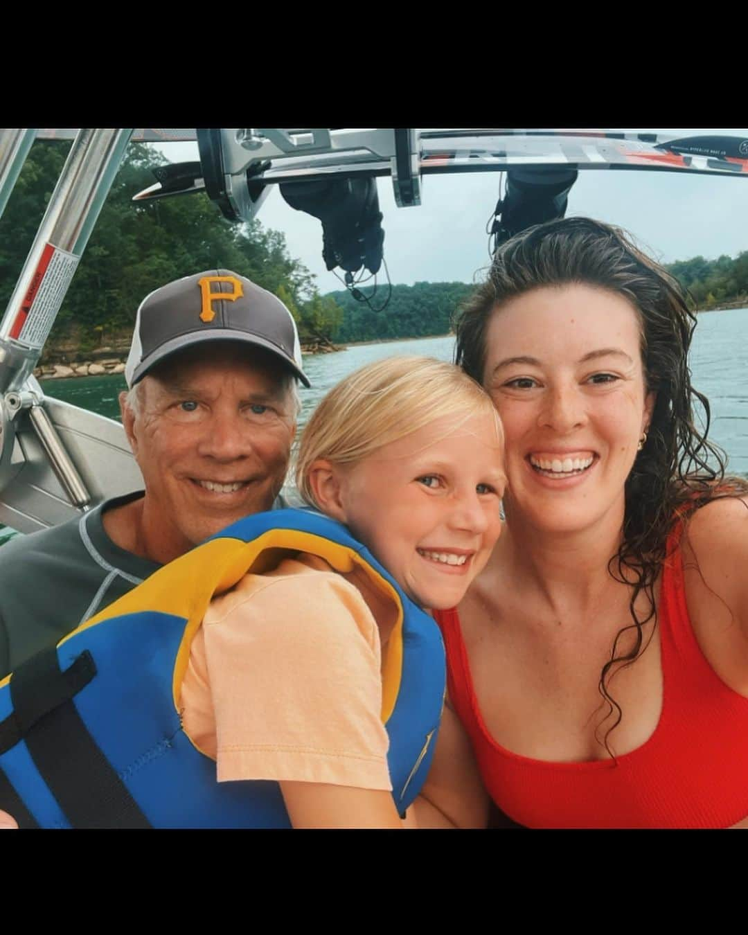 アリソン・シュミットさんのインスタグラム写真 - (アリソン・シュミットInstagram)「Swipe left to see a pure joy smile as I conquer wakeboarding on my first attempt 😁   & keep swiping to see Gavin’s finest fall 🤣🤭🏄‍♂️   #lakecumberland #wakeboarding #surfing #lakelife #waterlover #hipsdontlie #hipsurgery」7月13日 1時06分 - arschmitty