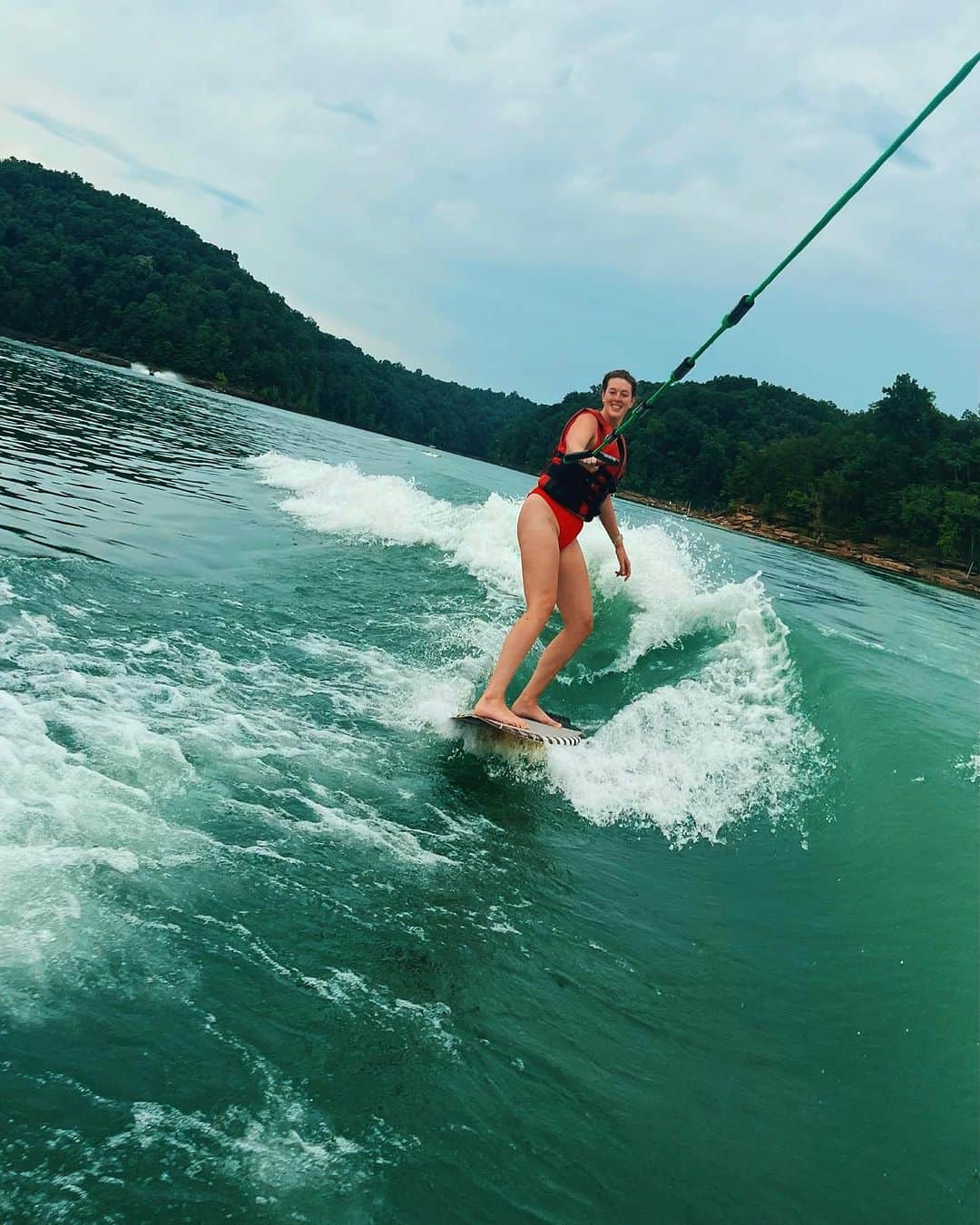 アリソン・シュミットさんのインスタグラム写真 - (アリソン・シュミットInstagram)「Swipe left to see a pure joy smile as I conquer wakeboarding on my first attempt 😁   & keep swiping to see Gavin’s finest fall 🤣🤭🏄‍♂️   #lakecumberland #wakeboarding #surfing #lakelife #waterlover #hipsdontlie #hipsurgery」7月13日 1時06分 - arschmitty