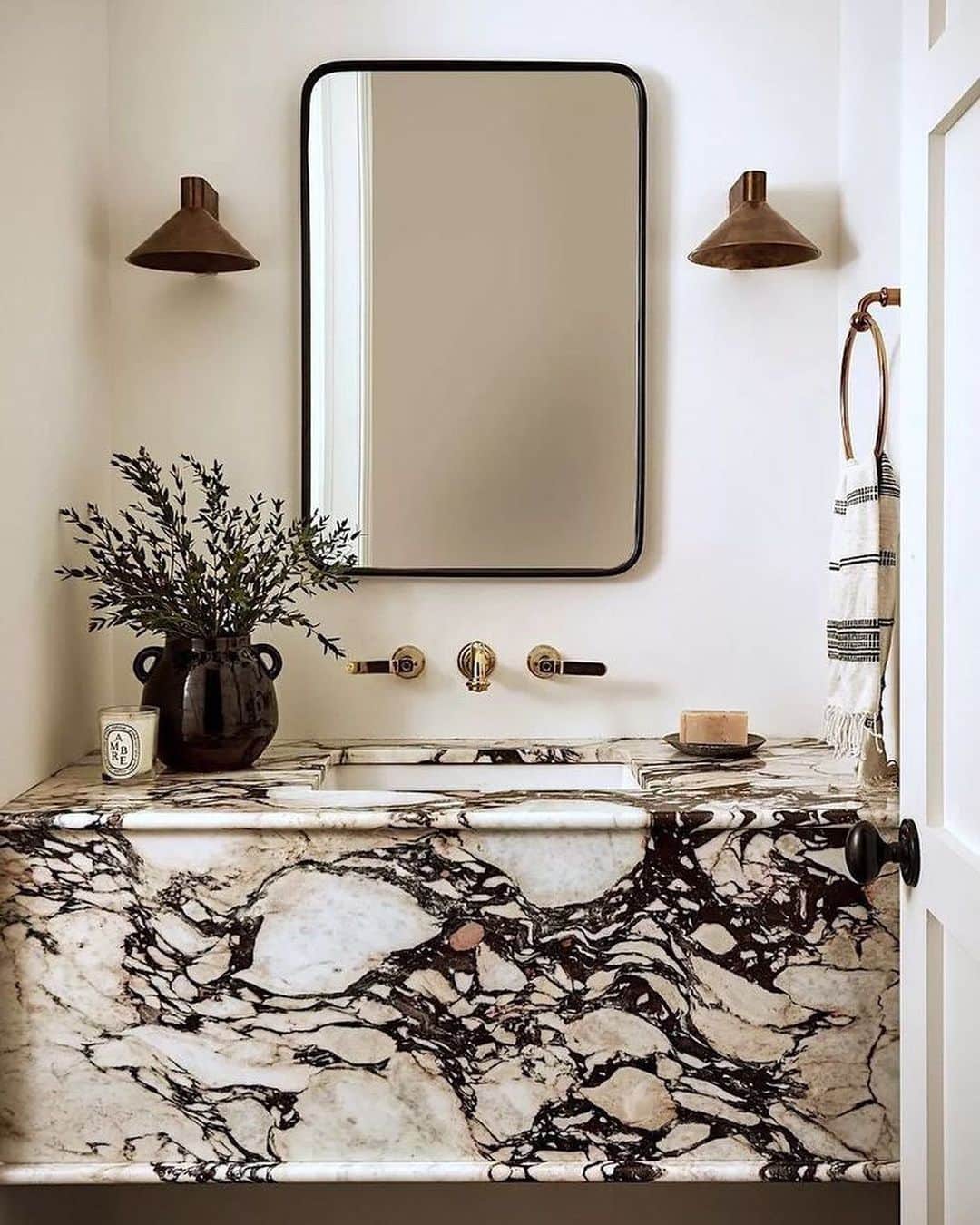 ブレッヒェ・ハイネンのインスタグラム：「Some bathrooms I’ve been dreaming about ☁️ Which one is your favorite?」