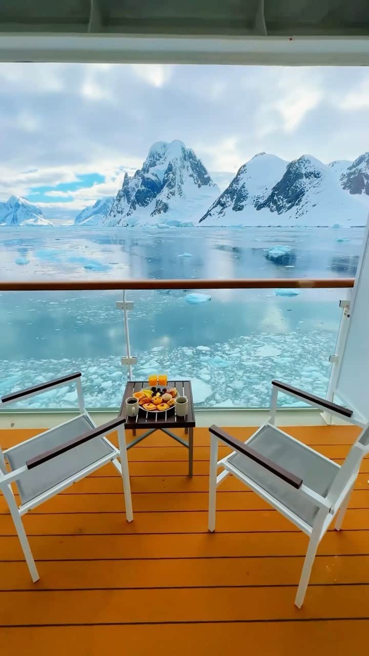BEAUTIFUL HOTELSのインスタグラム：「Rise and shine with @adrianbaias as he awakens on Albatros Expeditions in Antarctica!  From bed to balcony, be greeted by a stunning view of the ocean and icebergs. ✨ Immerse yourself in nature, embark on thrilling Zodiac rides, and gain insights from their expert expedition guides. 🐧   Leave a ❄️ below if you’re ready to embark on a journey to the frozen continent.   📽 @adrianbaias 📍 @albatrosexpeditions, Antarctica 🎶 Taylor Swift, Lana Del Ray - Snow On The Beach (feat. Lana Del Rey)」