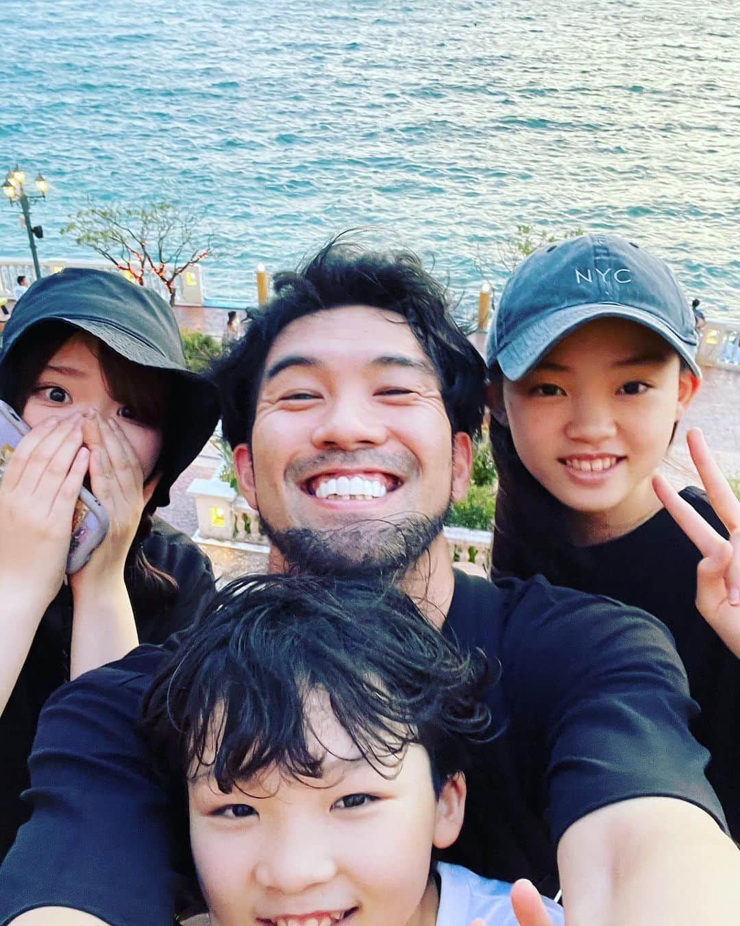 大宮宏正さんのインスタグラム写真 - (大宮宏正Instagram)「I ❤︎OKINAWA  #来年はシャネルの財布にしよかポーズ #このあとガッツポーズしたのにシャッター早すぎわろた #俺は中味そば派とんこつ良いよね #隆一優勝おめでとう #そんなに上髭似合う日本人おらんぞオリジナルのテキーラ作ろ #なんか色合いが好き #でもやっぱり夜は寂しい #子供たちデカくなった嬉しい #撮影の為に20メートル走っただけは内緒にしてね #沖縄大好き @ryuichi_k14  @yoshiki.yamashiro.11  #oki #okinawa  #basketball」7月13日 1時12分 - mahamahi8