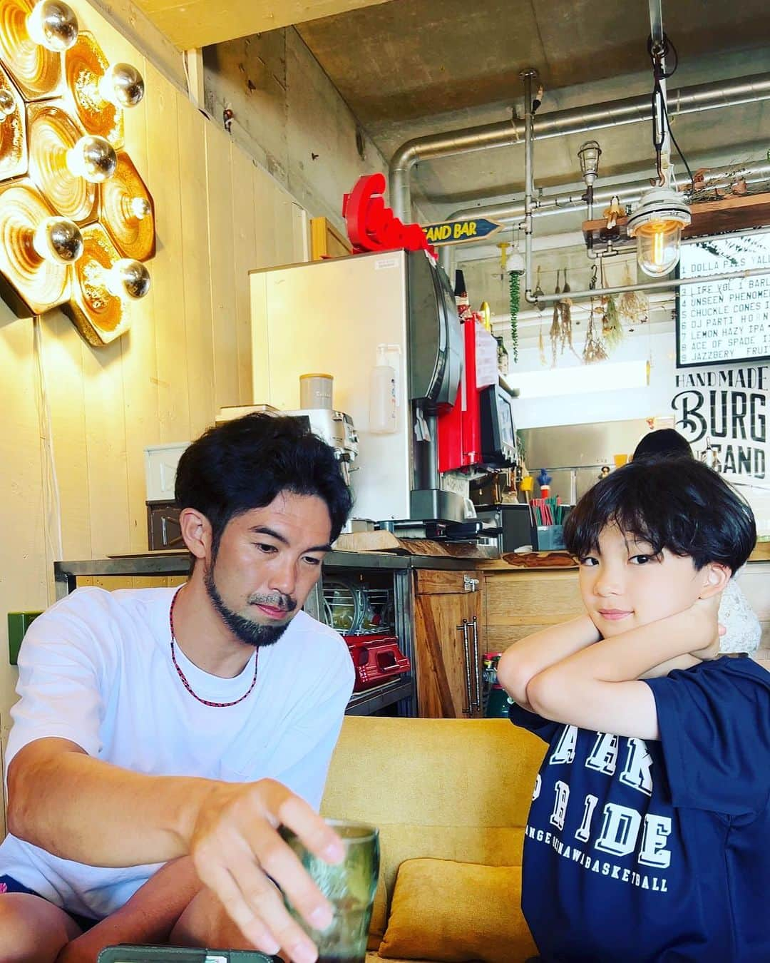 大宮宏正さんのインスタグラム写真 - (大宮宏正Instagram)「I ❤︎OKINAWA  #来年はシャネルの財布にしよかポーズ #このあとガッツポーズしたのにシャッター早すぎわろた #俺は中味そば派とんこつ良いよね #隆一優勝おめでとう #そんなに上髭似合う日本人おらんぞオリジナルのテキーラ作ろ #なんか色合いが好き #でもやっぱり夜は寂しい #子供たちデカくなった嬉しい #撮影の為に20メートル走っただけは内緒にしてね #沖縄大好き @ryuichi_k14  @yoshiki.yamashiro.11  #oki #okinawa  #basketball」7月13日 1時12分 - mahamahi8