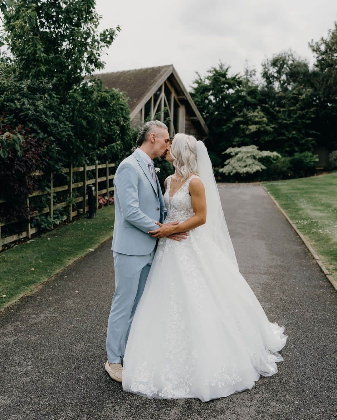 ザイヤ・ブルックサイドさんのインスタグラム写真 - (ザイヤ・ブルックサイドInstagram)「✨ X & J ✨ absolute pleasure to capture these guys yesterday at the lovely @mythebarnweddings 😍 another day full of love and laughter 📸  🎥 @lightyearweddings   #weddingphotographer  #weddingphotography #photographer #photography #bride  #groom #weddingring #weddinginspiration #weddingplanning #instawedding #engaged #justengaged #documentarywedding #documentaryweddingphotographer #midlandsweddingphotographer #staffordshireweddingphotographer #weddingdress #weddingfashion #photooftheday #love #marriage #weddingvenue #luxurywedding #like #engagement #weddingplanner #bridetobe」7月13日 1時13分 - xiabrookside