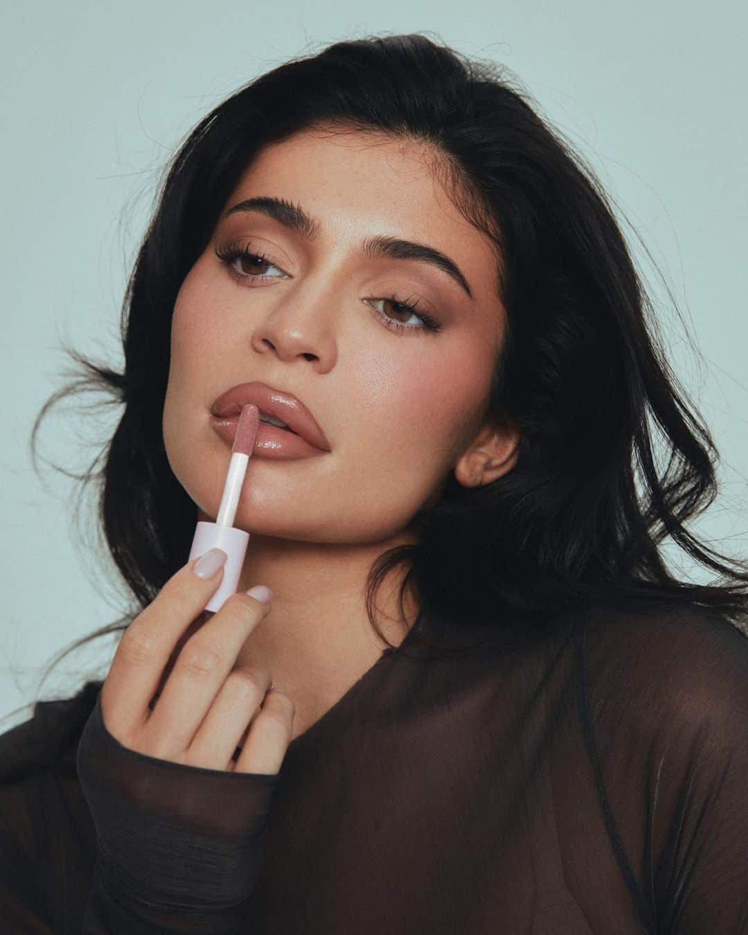 Kylie Cosmeticsさんのインスタグラム写真 - (Kylie CosmeticsInstagram)「our classic matte eye palette and new high glosses are now available! 🖤 shop your new everyday effortless look essentials. @kyliejenner’s wearing Kylie high gloss」7月13日 1時15分 - kyliecosmetics