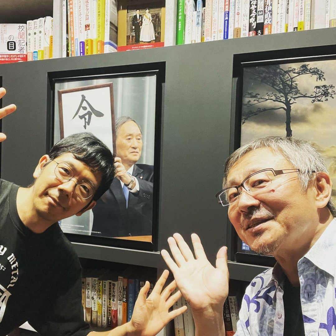 松尾貴史さんのインスタグラム写真 - (松尾貴史Instagram)「今日は青山で、さるスポーツキャスターの方の、特番へ向けての話し方講師をマンツーマンで。  その後、「タップロボーン」でチキンカレーとビーフカレーにイエローライスのランチ。  その後、市ヶ谷で「週刊朝日」から「サンデー毎日」に引っ越しする似顔絵選考会第一弾を。  そして、夜は毎日新聞出版から発売されたばかりの新刊「人は違和感が9割」の記念イベントで、リモート配信にて500人の方々と繋がり、さまざまなよしなしごとをたっぷり申し上げました。  ゲストに、ライターの武田砂鉄さんをお迎えしての95分間。すこぶる濃密で楽しゅうございました。 リアルタイム参加の皆様、有難うございます。  ひと月ほどは視聴できるそうです。  #人は違和感が9割 #武田砂鉄 #毎日新聞 #ちょっと違和感 #松尾貴史のちょっと違和感 #違和感のススメ #ニッポンの違和感 #違和感ワンダーランド #松尾貴史」7月13日 1時15分 - kitsch.matsuo