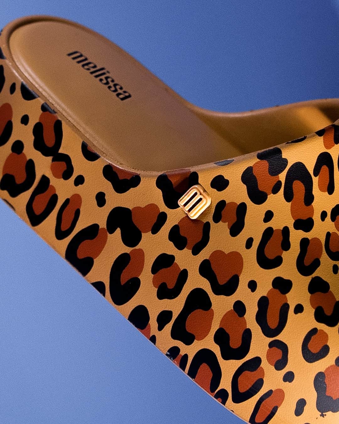 メリッサのインスタグラム：「Aqui pensando nela: #MelissaFreePrintPlataform 🐆 O modelo faz parte da linha #MelissaFree e chegou com uma pegada chique estilosa. Eu achei tudo, e vocês? ⁣ Confira agora no #ClubeMelissa mais próximo 🤎」