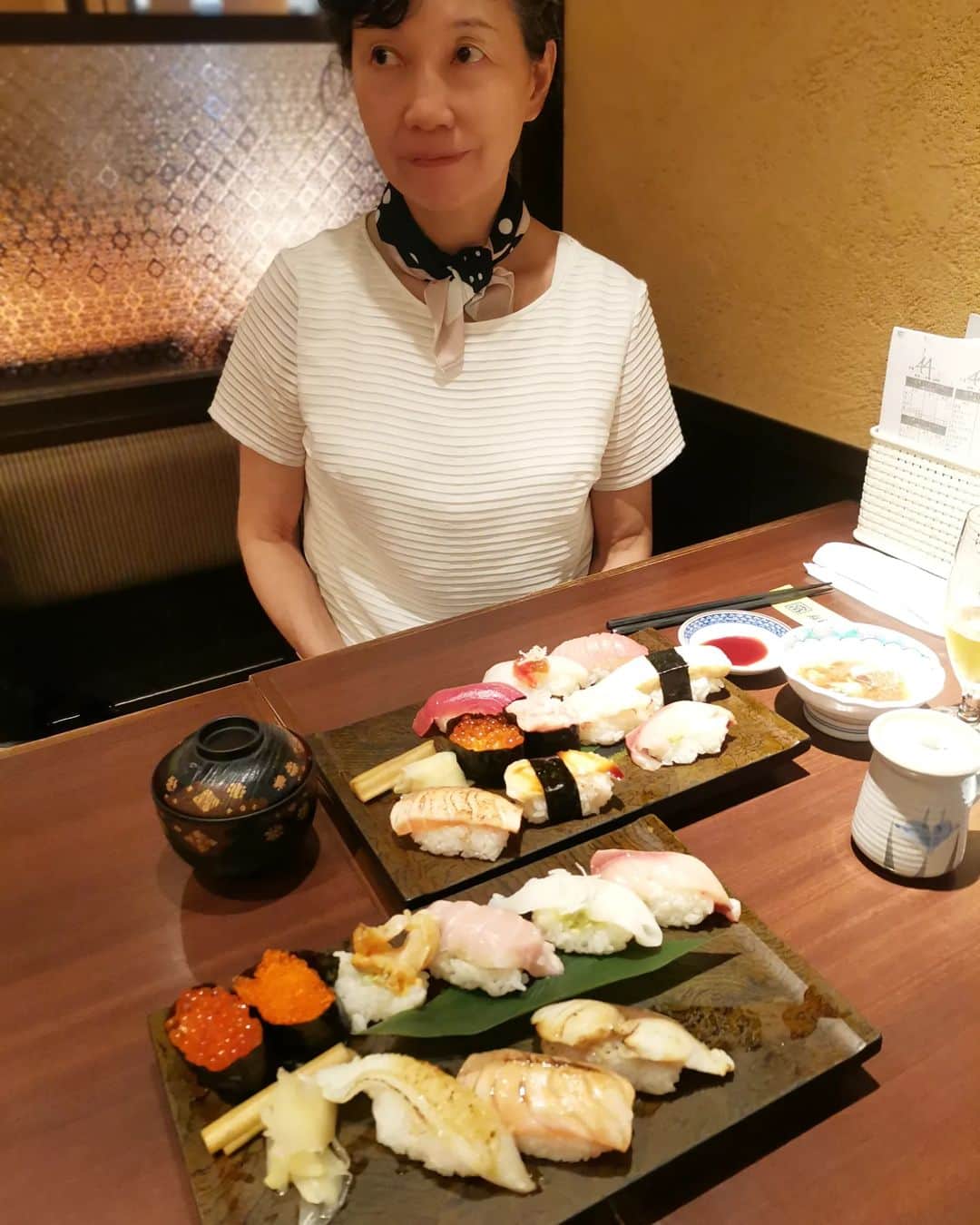 杉山由紀子さんのインスタグラム写真 - (杉山由紀子Instagram)「とし子と御飯♡  誕生日当日は私から母を誘い、 一緒に御飯してもらいました(^^)✨ 昼からふたりで飲みましたー🎶  楽しすぎて相変わらずのマシンガントーク(笑)  感謝の気持ちを込めてお花をとし子にプレゼント♡  いつもありがとう🌹✨  #母 #親子 #BDlunch #誕生日lunch #lunch #ランチ」7月13日 1時23分 - yukikosugiyama