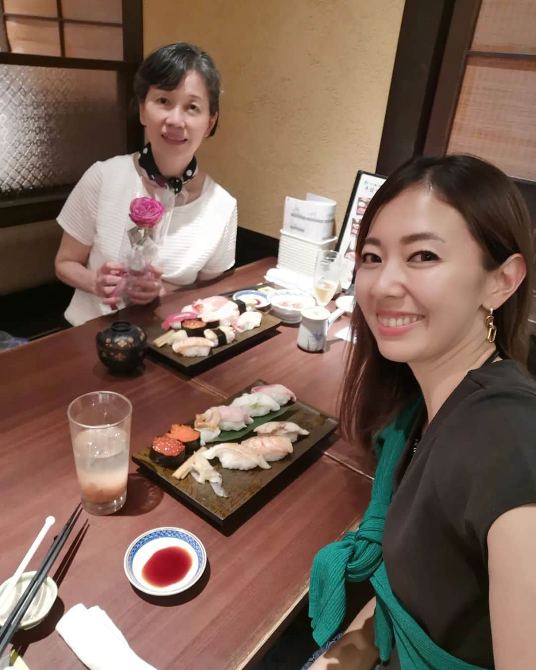 杉山由紀子さんのインスタグラム写真 - (杉山由紀子Instagram)「とし子と御飯♡  誕生日当日は私から母を誘い、 一緒に御飯してもらいました(^^)✨ 昼からふたりで飲みましたー🎶  楽しすぎて相変わらずのマシンガントーク(笑)  感謝の気持ちを込めてお花をとし子にプレゼント♡  いつもありがとう🌹✨  #母 #親子 #BDlunch #誕生日lunch #lunch #ランチ」7月13日 1時23分 - yukikosugiyama