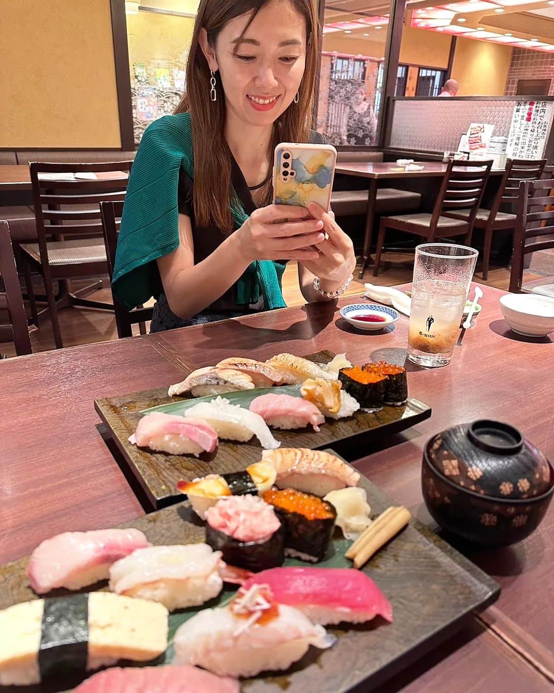 杉山由紀子のインスタグラム：「とし子と御飯♡  誕生日当日は私から母を誘い、 一緒に御飯してもらいました(^^)✨ 昼からふたりで飲みましたー🎶  楽しすぎて相変わらずのマシンガントーク(笑)  感謝の気持ちを込めてお花をとし子にプレゼント♡  いつもありがとう🌹✨  #母 #親子 #BDlunch #誕生日lunch #lunch #ランチ」