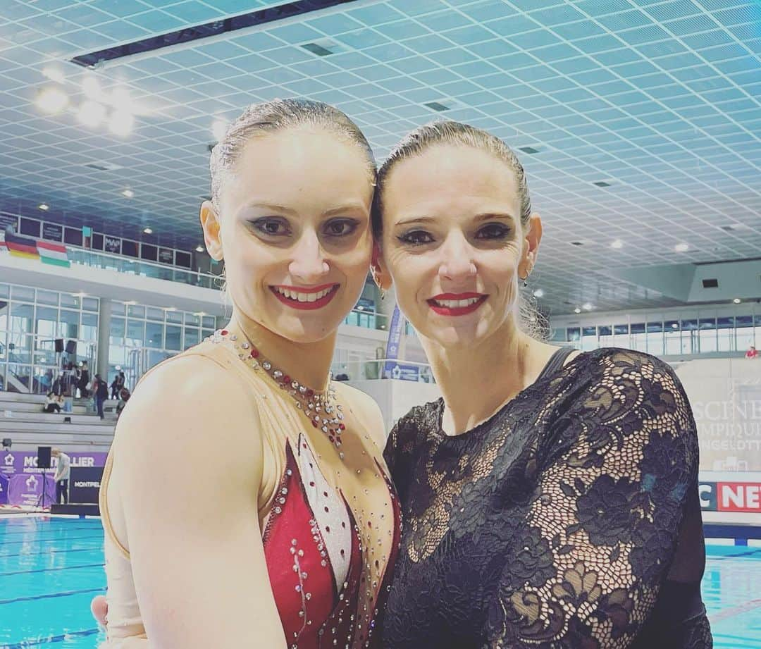 ヴィルジニー・デデューさんのインスタグラム写真 - (ヴィルジニー・デデューInstagram)「💦 WORLD CUP 🌎 — Montpellier Mai 2023 —  A 1 jour des Championnats du MONDE au Japon … Petit retour sur une Étape de Coupe du Monde 🌎 en FRANCE 🇫🇷 qui cette fois c’est déroulée à Montpellier.  🎙️ Avec 21h de commentaire en LIVE accompagnée de Mr Olivier, Nous avons  pu enfin revoir notre Belle Équipe de FRANCE présente devant son public. Qui y a bien œuvré puisque quelques mois après aux Jeux Européens elles ont remporté le Titre de Championne d’EUROPE en Ballet Acrobatique 🥇 -> dernier titre en Équipe pour la France date de 1996 …. (moment Historique ..) 😉 Ainsi qu’une belle médaille de bronze 🥉 en Ballet Technique .!!!!!  Fortes de ces expériences on les suivra et encouragera du 14 au 22 juillet pour les Championnats du MONDE au Japon 🇯🇵  Let’s Go ..!!!!  À Montpellier toujours un plaisir de retrouver du monde # Et ajouter un duo à ma carrières de “retraitée”  1 plaisir de partager ce moment avec Eve PLANEIX notre soliste Française ….  Voulez vous voir des photos ?? 😜 la video 🤪 !!?? Tell me ……… ☺️  🧜🏼‍♀️🧜🏼‍♀️💦💙  See U ..!!  @natationartistique @decathlon @nabaiji  #artist #athlete #performer #swimmer #sharing #france #ffn @ffnatation @frenchsynchroteam   @eve_plnx   Ps: cherchez jo l’incruste … 😁」7月13日 1時24分 - virginie_dedieuoff