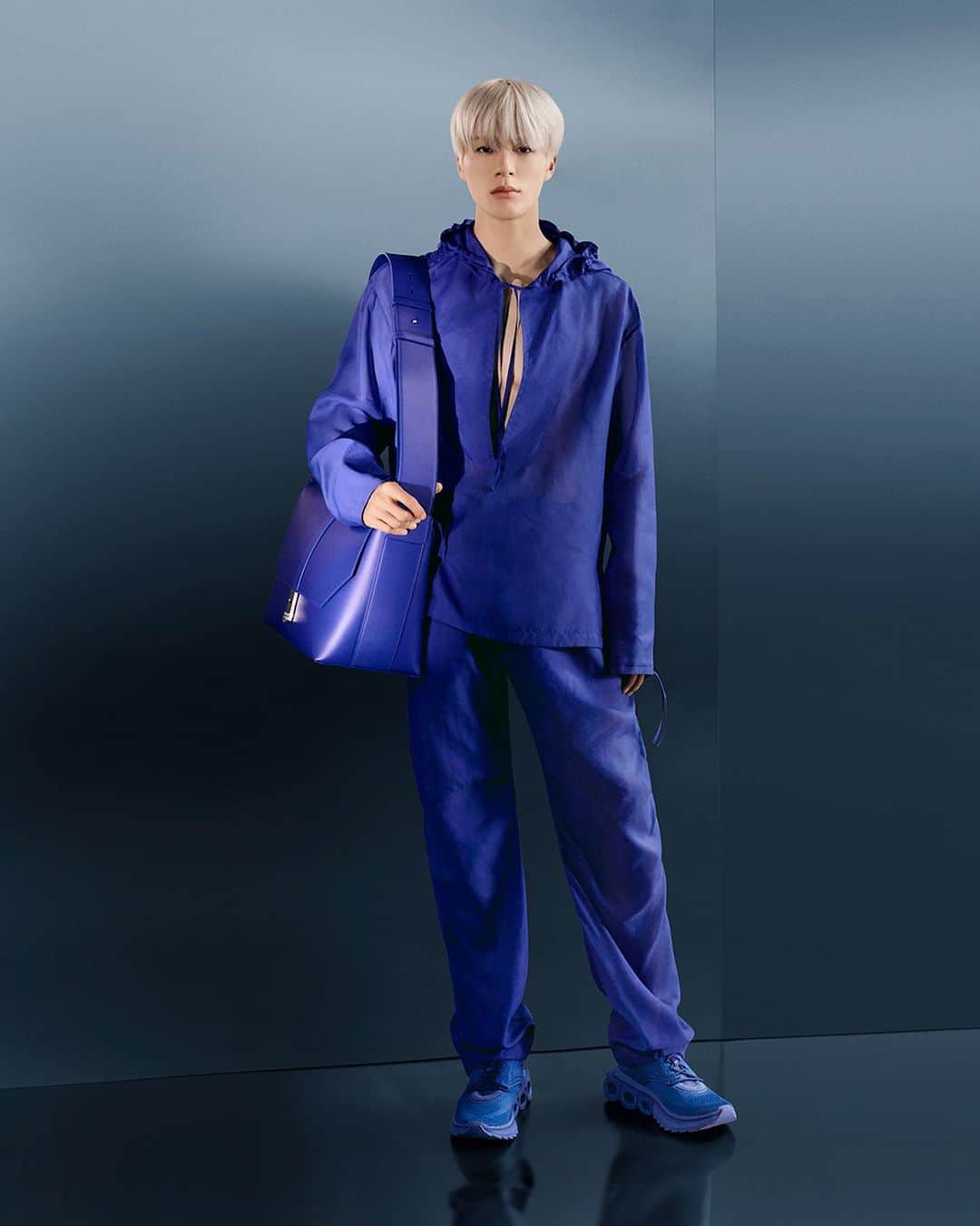 サルヴァトーレ・フェラガモのインスタグラム：「POP OF COLOR. GLOBAL BRAND AMBASSADOR JENO LEE (@LEEJEN_O_423) PORTRAYS THE ELEVATED EVERYDAY ESSENTIALS OF THE #FERRAGAMOPF23 COLLECTION BY @_maximiliandavis_.」