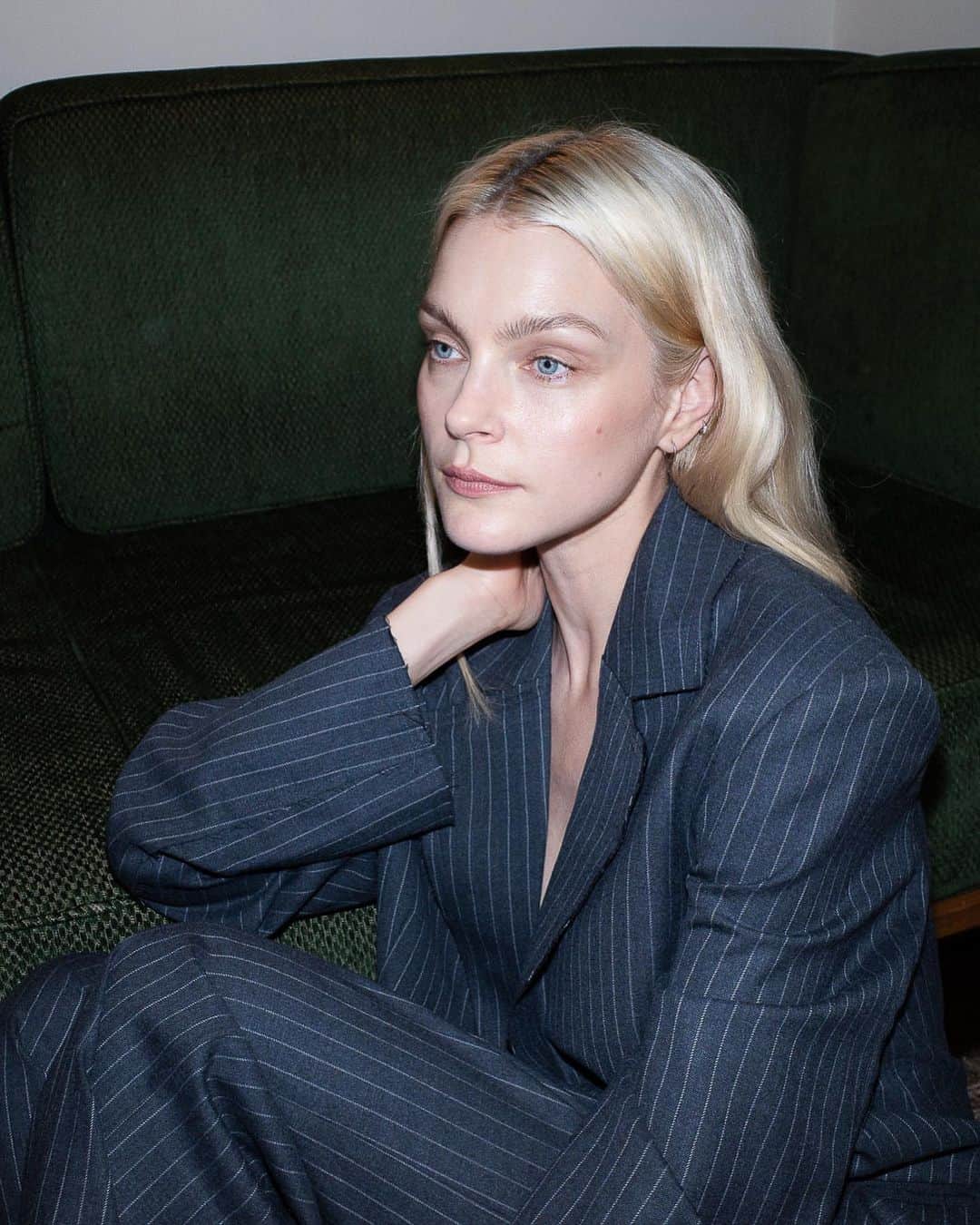 ジェシカ・スタムのインスタグラム：「Pinstripe heaven 🖤🤍 @marc_eram 4 @becandbridge by @yasminediba」