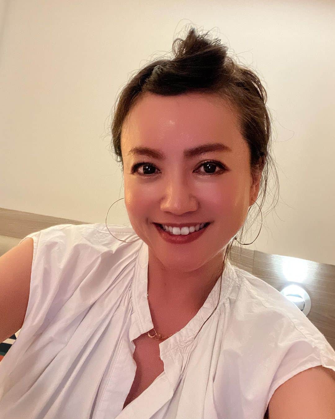 のインスタグラム：「レシフェでの思い出✨  フォルダレーザでは、ホテルと、その近く、会場の往復ぐらいでしたので、  レシフェでは、ディナーへ行きたいと、 ディナーへ連れてっていただきました。  でその帰りの画像w  ブラジル来てから、日本の水と違うので、髪の毛がえらいことになっておりましてw  クセも出まくってのw  レシフェでは前髪上げたりw  そして、ブラジル生活にも馴染んできたのか  ブラジル人のようになってきたようです💓  Meio brasileiro.  Medio brasileño.  Half Brazilian  #yumimatsuzawa #松澤由美 #松澤由実 #聖闘士星矢 #機動戦艦ナデシコ #メンバーシップ #ツイキャス #アニソン #アニソン好きと繋がりたい #ラグナロクマスターズ #松澤由実のアニソンフラッグ   #knightsofthezodiac #brasil」