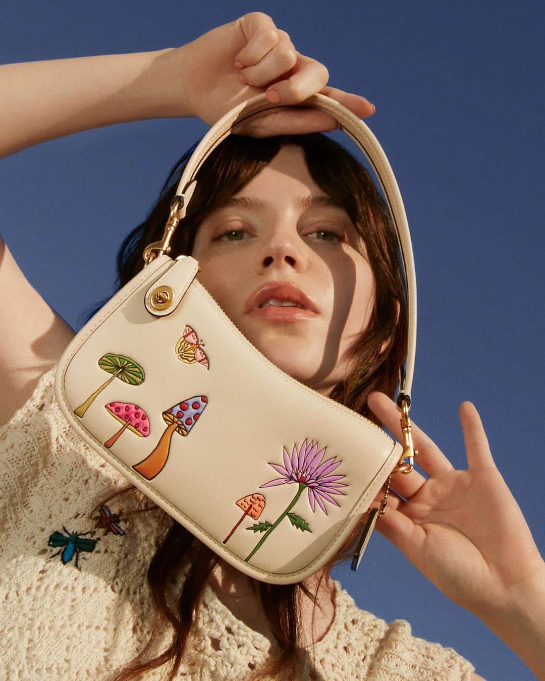 コーチのインスタグラム：「Introducing Coach x Observed By Us. 🦋✨ A special collab featuring vibrant color and hand-drawn illustration, created in partnership with Jessica Herschko and Kirsten Dunst (@observedbyus). Let your imagination run wild and shop at the link in bio.   📸: @matthewyoscary #CoachxObservedByUs  #CoachNY  #SophieThatcher @soapy.t」