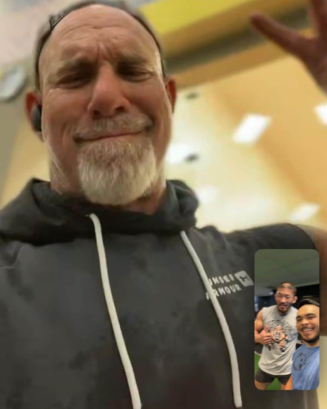 石井慧のインスタグラム：「When I found out my teammate/strength and conditioning client, 2008 Olympic Gold Medalist @satoshiishii0141 and I had the same favorite pro wrestler @goldberg95 I had to surprise him yesterday with a FaceTime from the man himself !  Goldberg was nice enough to gift Satoshi a new workout shirt as seen in the training clips from @bunkerbrandingco . It’s been such a awesome experience getting to know and help Satoshi get ready for his next fight for @pflmma in August.   These two are two of the most inspiring and humble people I’ve ever met. I hope to be more like them as both a athlete and human. Thank you both for all you do! 🙌🏽❤️   @bigtexgym   #goldberg #wwe #judo #bjj #grappling #mma #pfl #wrestling」