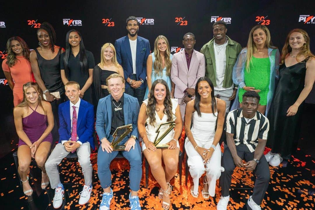 エイプリル・ロスのインスタグラム：「No one does greatness like @gatorade ⚡️ Such an awesome night at the POY awards show 🎉  Always so inspired after these kinds of events🥹 The way Gatorade highlights athletic achievement, but also academic excellence and community involvement is what it’s all about. And they put their money where their mouth is 🙌🏼 Love being a part of the Gatorade fam ❤️🤗」