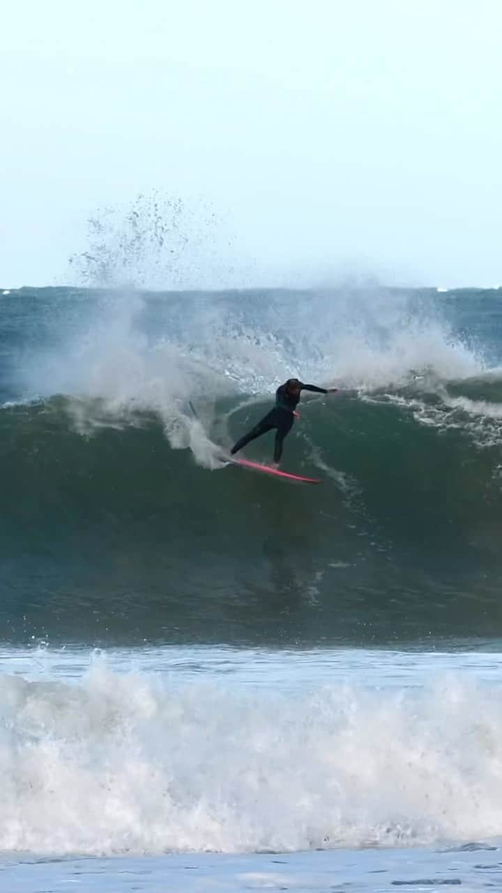 レイキー・ピーターソンのインスタグラム：「J BAY 💙  • Excited for things to kick off tomorrow! Dropping a full edit from the last swell today at 11:30AM PST. Hit the link in my bio to check it out! 🎥 @jbaytvofficial」