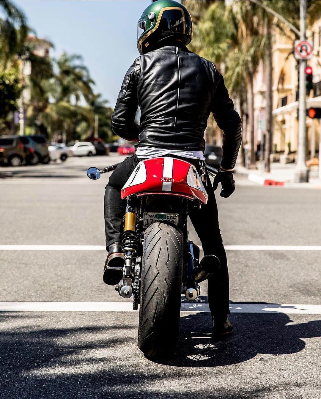 バンソンのインスタグラム：「Restock on the infamous, Portland Cafe leather jacket landing today, Wednesday at @butterscotchlbc shop and online.  * note V (Vanson ) patch on the left arm in some photos has been removed for final production. These are made by hand in Fall River Massachusetts to @butterscotchlbc exact specs for your ultimate enjoyment. #vansonleathers 🏍️」