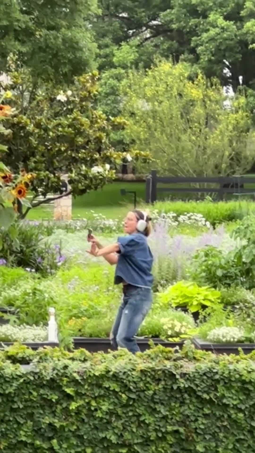 ジョジー・マランのインスタグラム：「Catch us BOOSTIN' our mental health and being our most authentic selves outdoors today (and every chance we get!) like @mrsfabulousofficial 🌳🙆‍♀️🌳 We hope you get outside and enjoy the some sunshine today.」