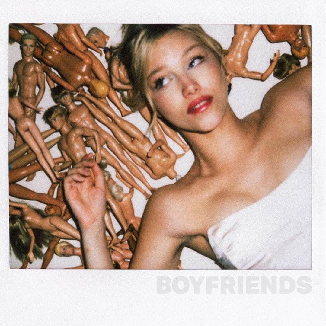 グレース・ヴァンダーウォールのインスタグラム：「My single Boyfriends comes out July 21st!!!! You guys liked this song so much at my Brooklyn shows I felt like I had to put it out! Pre save it in my bio😡😡」