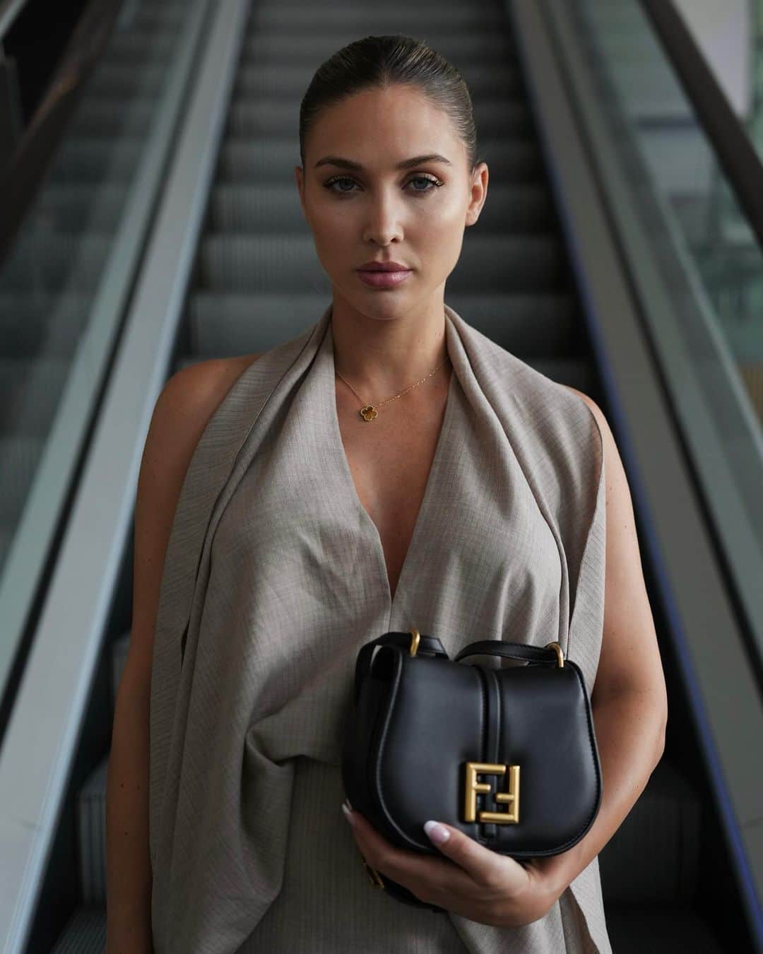 アン・キャサリン・ボメルのインスタグラム：「In the City with #FendiFW23 Ad  @fendi @mrkimjones @silviaventurinifendi @delfinadelettrez」