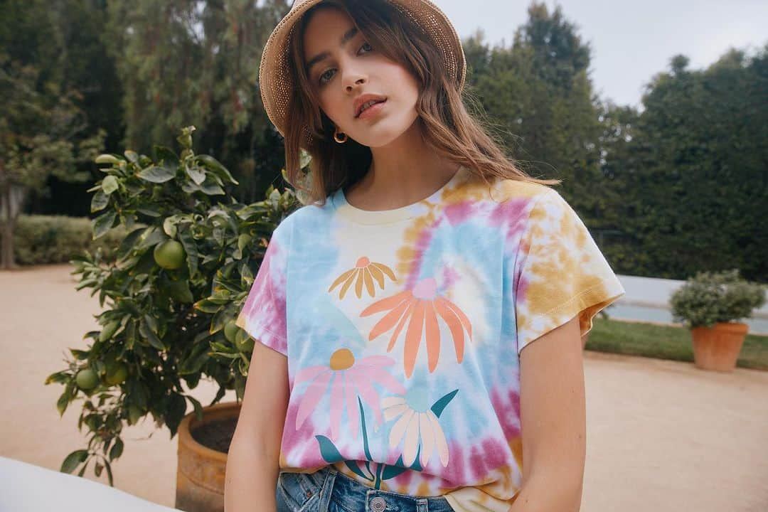 チェイサーのインスタグラム：「Easy looks for toasty days! Find the graphic tee that best fits you! Ranging from different styles like rock&roll to girly pop, find your true match with us at chaserbrand.com✨」