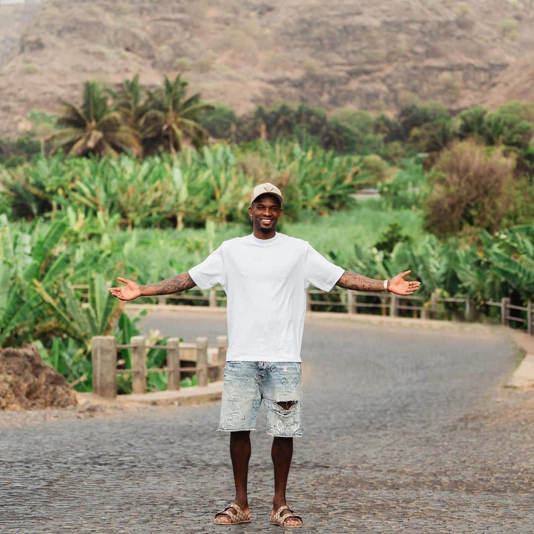 ネルソン・セメドのインスタグラム：「Cabo Verde 🇨🇻  Alegria, Trabalho, Simplicidade  Nu manti sempre asi Obrigado pelo carinho por mim e pela minha família.♥️」