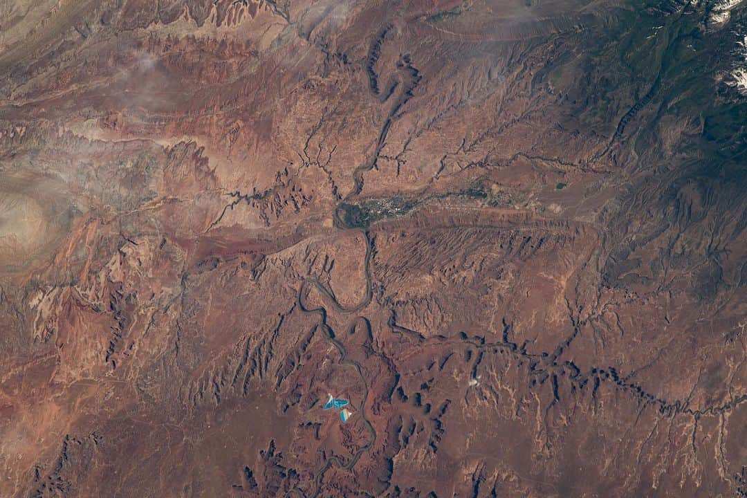 国際宇宙ステーションさんのインスタグラム写真 - (国際宇宙ステーションInstagram)「Earth views are our specialty 🤩  As the space station orbited 258 miles above Moab, Utah, the Expedition 69 crew snapped a photo of the scenic Arches and Canyonlands National Parks.  Arches (@archesnps), a red-rock wonderland is home to some 2,000 natural stone arches—the largest density in the world. Canyonlands (@canyonlandsnps), shaped by erosion, is known for its buttes carved out by rivers and its countless canyons reaching down into Earth.   The space station offers a unique vantage point for out-of-this-world views. For more views of National Parks, visit: flic.kr/s/aHsmV72tGP  #nasa #international #space #station #nps #nationalparks #archesnationalpark #canyonlandsnationalpark #earth」7月13日 2時29分 - iss