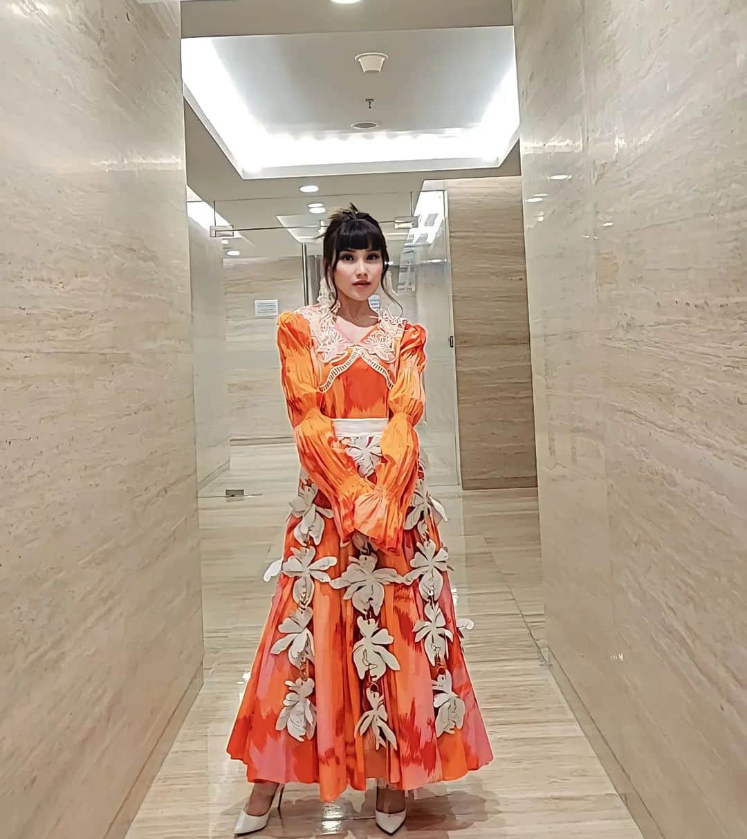 アユ・ティンティンのインスタグラム：「🍒🍊 Dress @suedesonofficial Hair @ranirajwaa Fashion Stylist @erichalamin Styling Team @andraastari」