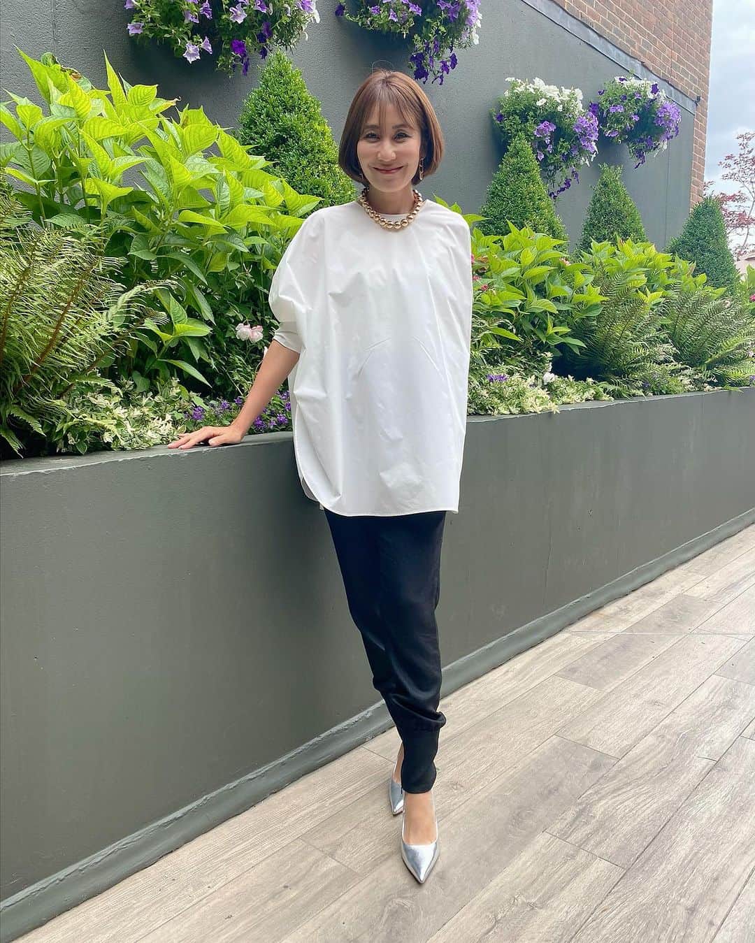 森上亜希子のインスタグラム：「アルカラス vs ルーネの試合はアルカラスの攻めが早かったですね！ 20歳と若い両選手。 間違いなく次世代を担っていく二人ですね！  本日の衣装です Styling by @mari_takarada   一枚目の写真の私の足はどうなってんの？ですが、モノトーンでスッキリ。 後ろのスリットが素敵です（2枚目）  Tops & Bottom @lephil_official   Accessories @stellarhollywood   Shoes Zara (スタイリスト私物）  #wimbledon  #nhk #tennis #テニス #解説 #衣装紹介 #lephil  #stellarhollywood」