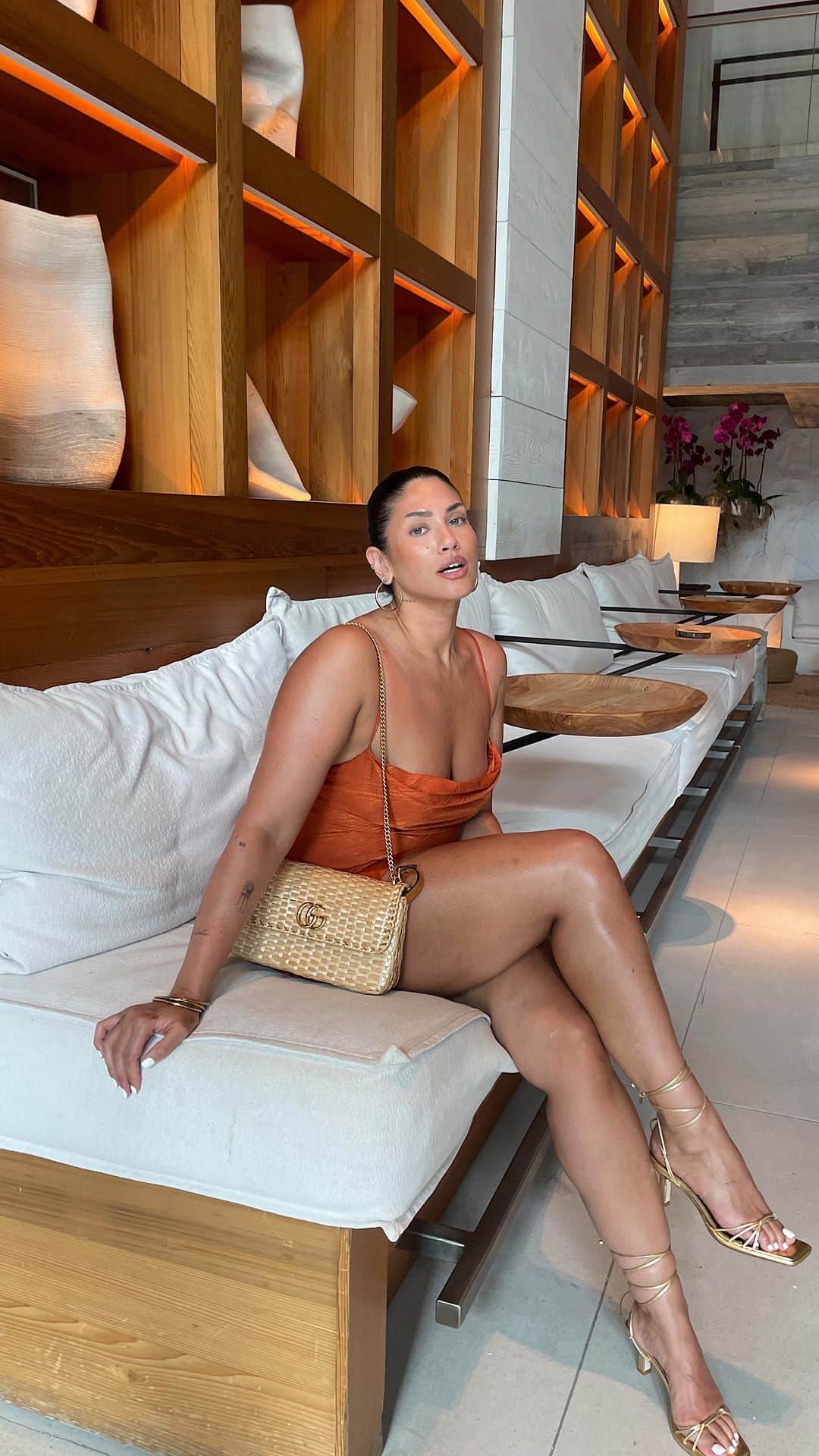 La'Tecia Thomasのインスタグラム：「chasing the sun ☀️ 🧡 wearing @revolve」