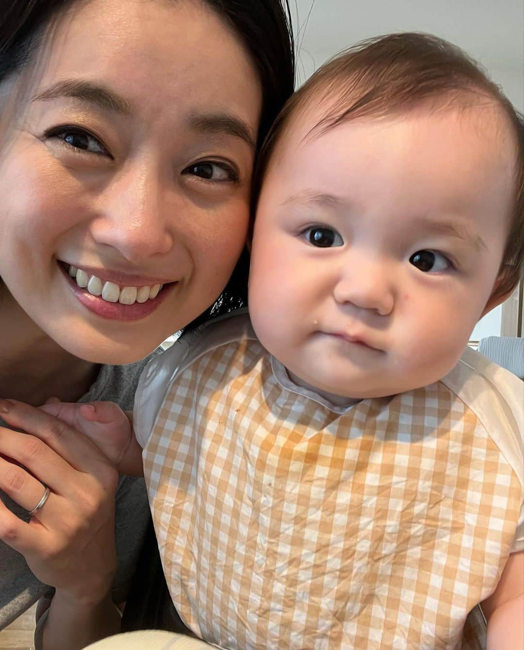 松永ちさとさんのインスタグラム写真 - (松永ちさとInstagram)「🌱👶🌱 けんの初の一時預かり⭐︎⭐︎ 母も預けてお仕事は初でどきどき make濃いめの日👀💄✨  たくさん遊んで疲れたようでご飯食べてお風呂はいったら爆睡で夜中も夜泣きせず1度も起きなかった🎶🥹💤  少し上のお兄ちゃんが憧れのようで、真似したりして？つかまり立ちも長めにできるようになったりごはんもにこにこしながら食べたり♡♡お昼元気に遊んでるのを見たかったな😍これから通うのが楽しみになるといいな🥰  次の日の朝はとっても早起きで初めてミッキー動画を見せたらうれしそうにみてたけんのくん♡♡ いろんな表情してくれるようになってきゅん🎶  #玄ノ進 #8ヶ月ベイビー #10月生まれ #濃いめいく #松永ちさと」7月13日 13時44分 - chisato_matsunaga