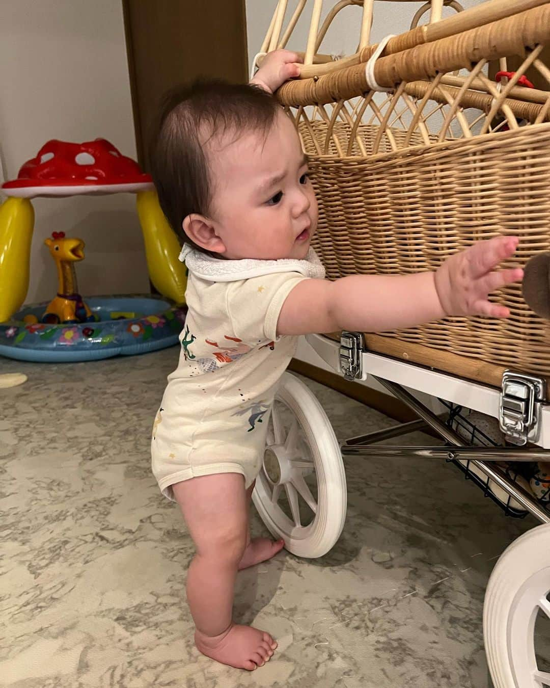 松永ちさとさんのインスタグラム写真 - (松永ちさとInstagram)「🌱👶🌱 けんの初の一時預かり⭐︎⭐︎ 母も預けてお仕事は初でどきどき make濃いめの日👀💄✨  たくさん遊んで疲れたようでご飯食べてお風呂はいったら爆睡で夜中も夜泣きせず1度も起きなかった🎶🥹💤  少し上のお兄ちゃんが憧れのようで、真似したりして？つかまり立ちも長めにできるようになったりごはんもにこにこしながら食べたり♡♡お昼元気に遊んでるのを見たかったな😍これから通うのが楽しみになるといいな🥰  次の日の朝はとっても早起きで初めてミッキー動画を見せたらうれしそうにみてたけんのくん♡♡ いろんな表情してくれるようになってきゅん🎶  #玄ノ進 #8ヶ月ベイビー #10月生まれ #濃いめいく #松永ちさと」7月13日 13時44分 - chisato_matsunaga