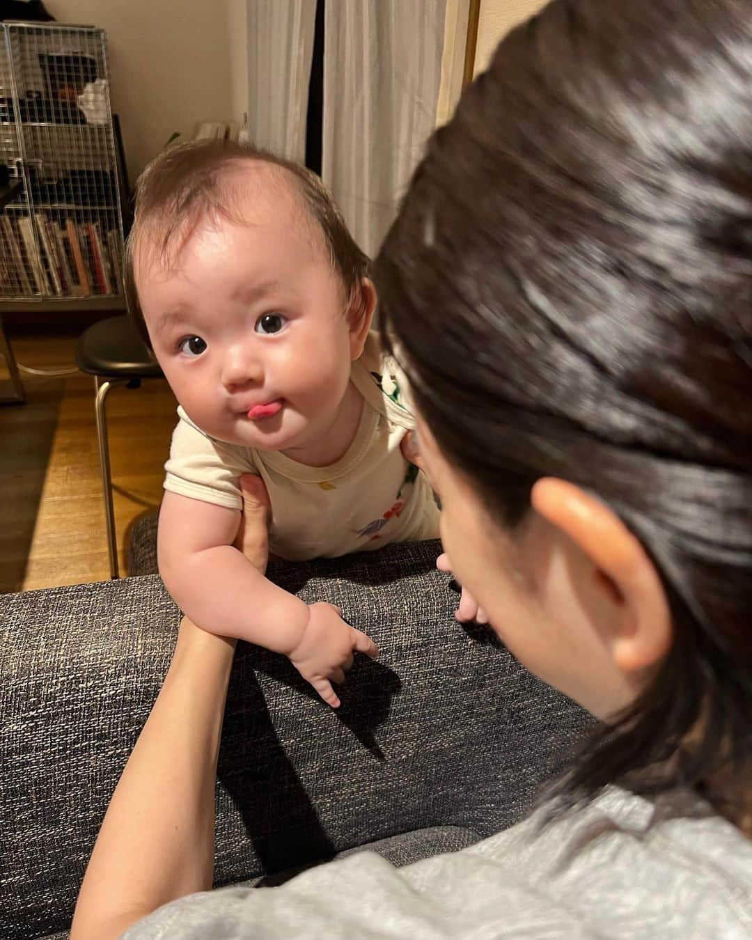 松永ちさとさんのインスタグラム写真 - (松永ちさとInstagram)「🌱👶🌱 けんの初の一時預かり⭐︎⭐︎ 母も預けてお仕事は初でどきどき make濃いめの日👀💄✨  たくさん遊んで疲れたようでご飯食べてお風呂はいったら爆睡で夜中も夜泣きせず1度も起きなかった🎶🥹💤  少し上のお兄ちゃんが憧れのようで、真似したりして？つかまり立ちも長めにできるようになったりごはんもにこにこしながら食べたり♡♡お昼元気に遊んでるのを見たかったな😍これから通うのが楽しみになるといいな🥰  次の日の朝はとっても早起きで初めてミッキー動画を見せたらうれしそうにみてたけんのくん♡♡ いろんな表情してくれるようになってきゅん🎶  #玄ノ進 #8ヶ月ベイビー #10月生まれ #濃いめいく #松永ちさと」7月13日 13時44分 - chisato_matsunaga