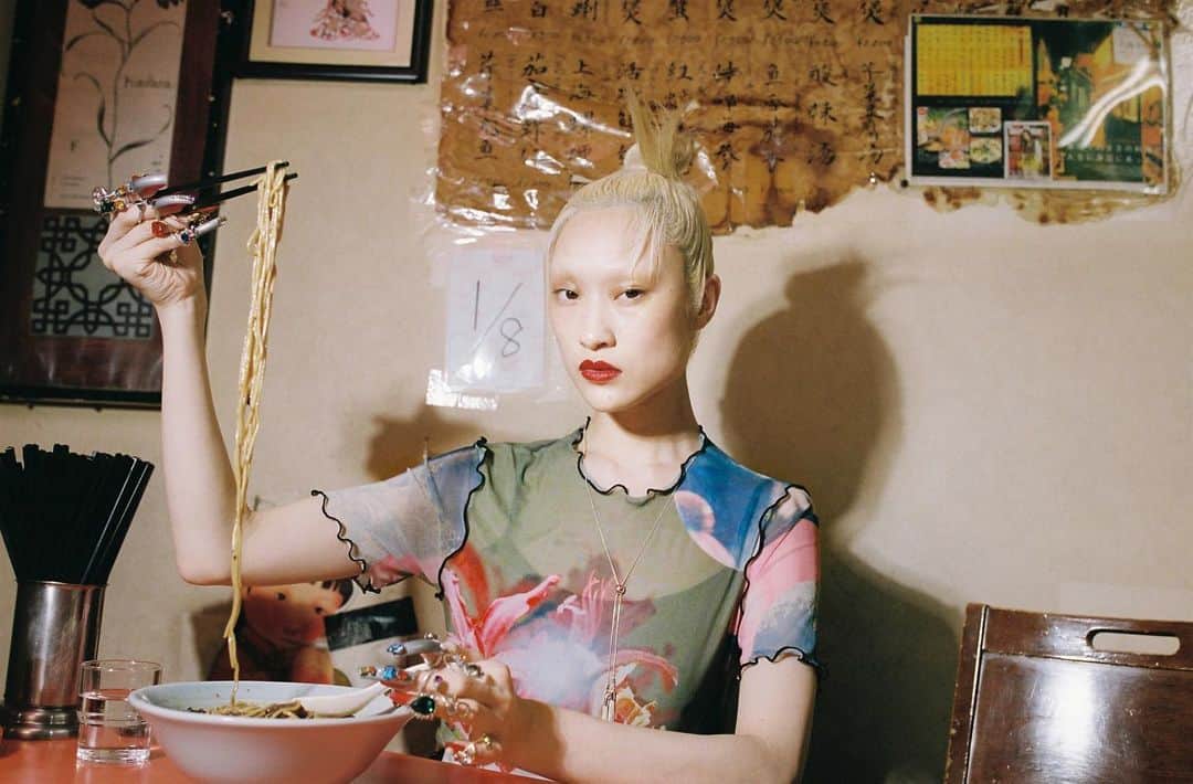 のインスタグラム：「「HOPE」 @hare_official  　　　× @tondabayashiran  　　　× @takako_noel   🍜❤️‍🔥🍜❤️‍🔥🍜  artdirection @tondabayashiran  photo @takako_noel  hair&makeup @matsuno71  model @aoi712」