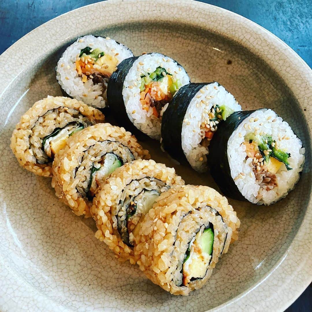 井上荒野のインスタグラム：「Aコープ(ローカル)の巻物はなかなかおいしくて、シーズン毎に新商品が出てくるのも嬉しい。本日はキムパと鰻入りのの太巻。」