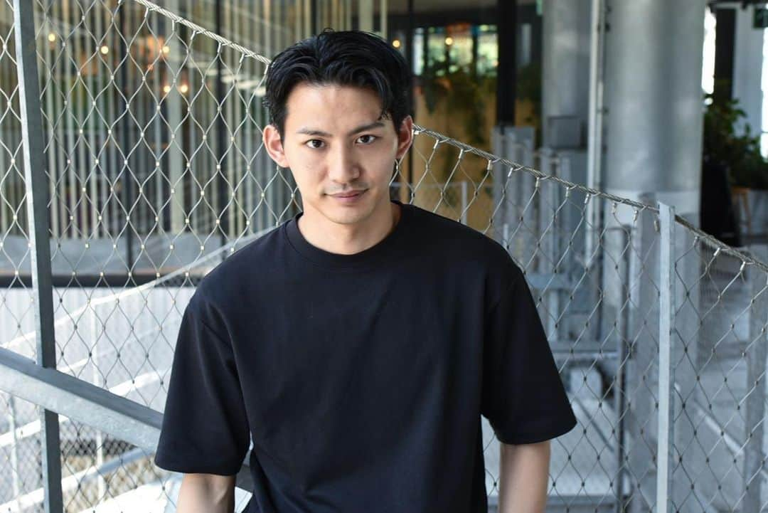 宮原弘樹のインスタグラム：「30代は爽やかで押し通せないのでちょっと男くさいところも出せればいいなって思ってます。  意思の強い人間で若干のミステリアスな感じが目標です。  #宣材写真#作撮り#actor#先輩カメラマン#汗だく#つゆだく#男くさい#ブラック」