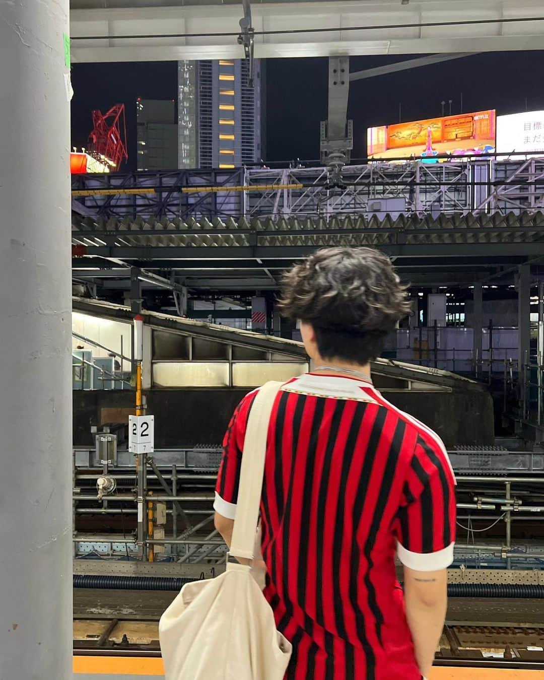 まきとんさんのインスタグラム写真 - (まきとんInstagram)「pov: you're in tokyo with me.  necklace: @ovovjewerlyofficial & @mattyboy90  . . . #footballjersey #tokyonight #tokyo #japan #aesthetic #pinterest #aestheticposts」7月13日 12時20分 - lv_iw