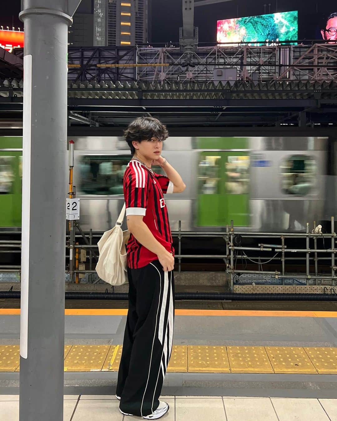 まきとんのインスタグラム：「pov: you're in tokyo with me.  necklace: @ovovjewerlyofficial & @mattyboy90  . . . #footballjersey #tokyonight #tokyo #japan #aesthetic #pinterest #aestheticposts」