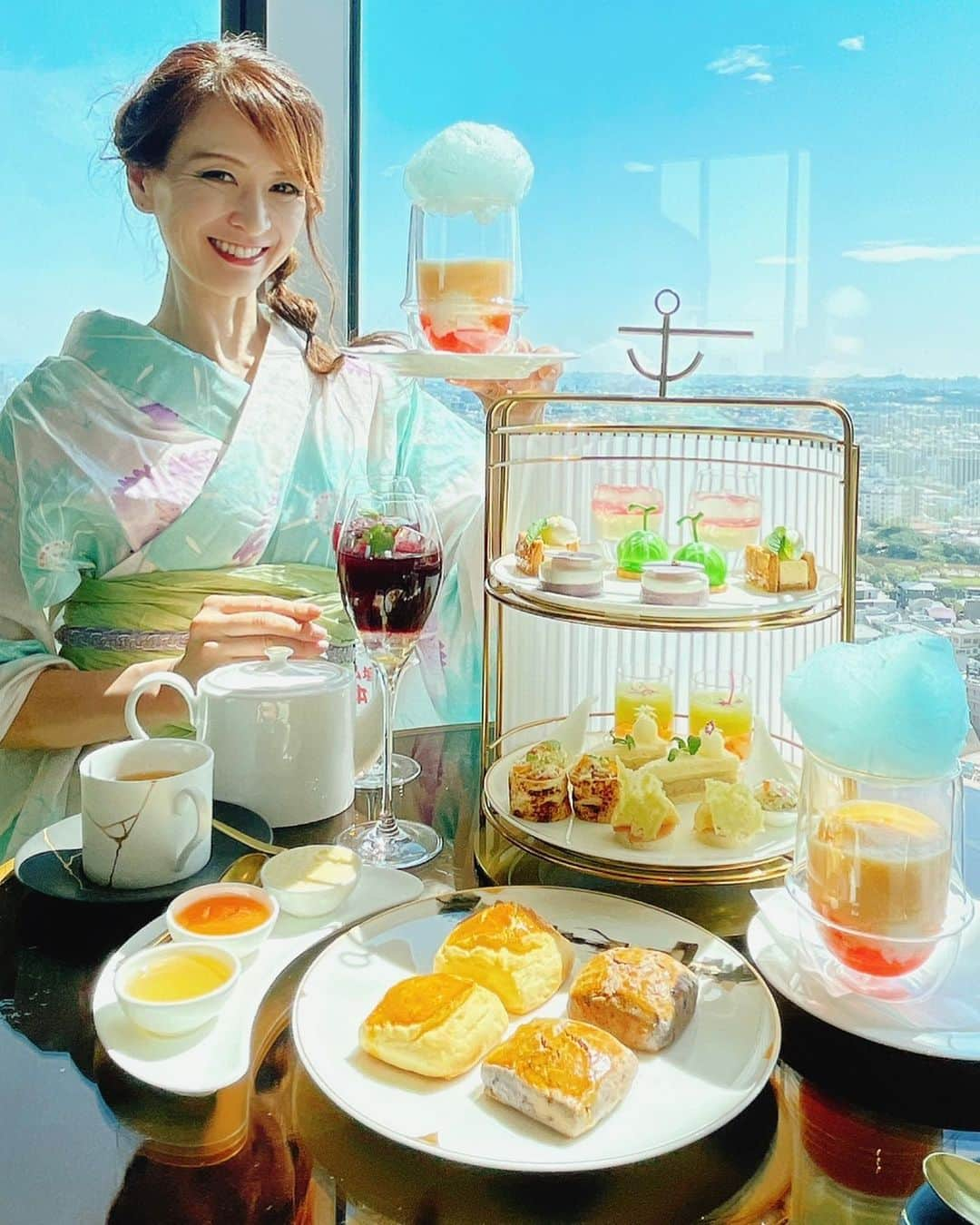 里井真由美さんのインスタグラム写真 - (里井真由美Instagram)「わーい☁️天空でヌン活気分〜🩵☁️🩵  「ザ ウェスティン横浜」23階から〜  絶景ロビーラウンジで「ラベンダー&メロンアフタヌーンティー」でございます〜  @westinyokohama   →真夏の眺望を楽しみながら〜  テンション上がって ちょっとドヤ顔やねん　w😆☁️🤍🩵  。。。  ティースタンドに加えて　土日祝日と8/14〜16のお盆期間は、手持ちしている 「メロンとローズのソーダ🌹🍈」がつきますのよふわっふわ綿菓子も可愛い☁️🩵  。。。  ティースタンドの良さは、スイーツとセイボリーの比率がほぼ同じで、甘いの→しょっぱいの→のエンドレスループが楽しめるの🤍🩵💜💚  9月まではラベンダー&メロンで🪻🍈 上品な香り良さとみずみずしいフレッシュさ。　メロンとココナッツのミルフィーユやラベンダーパンナコッタなどオリジナリティも高いのでございます♪  メロンとズワイ蟹はワンスプーンで食べられて具材がいっぱい入ったリッチさだし、生ハムメロンにもラベンダーの香りがして夏気分を盛り上げてくれます🤍🩵  焼きたてスコーンにはクロテッドクリーム、マーマレード、そしてはちみつが添えられていて　好み〜🤍  。。。  おいしさはもちろん、 天空の気持ちよさとスタッフさんの 上品で心地よいおもてなしも魅力的ですよ  毎シーズンお伺いしたくなるアフタヌーンティー　夜時間や別室貸し切りなどさまざまなプランがございますので、公式サイトをチェックなさってね🤍☁️🩵🤍  。。。  ご予約ぜひに🔻 https://lobbylounge.westinyokohama.com/amp  @westinyokohama   ウェスティン横浜 神奈川県横浜市 西区みなとみらい4-2-8  9:00～22:00（L.O. 21:30） アフタヌーンティー（二部制）： 第1部　13:00～15:00 第2部　15:30～17:30  レストラン予約： 045-577-0870（10:00～19:00）  。。。  メニュー書いておきますね〜  ＜ウェルカムドリンク＞ サマーラベンダー  ＜スイーツ＞ ・ラベンダーパンナコッタ 赤桃 白ワインジュレ ・ラベンダーとライチのケーキ ラズベリーソース ・メロンムース ライムクリーム ・メロンとココナッツのミルフィーユ  ＜セイボリー＞ ・神奈川トマトゼリー メロンとバジルのガスパチョ ・生ハムメロン　メロンでコーティングしたラベンダーと生ハムのムース  ・メロンとズワイ蟹のワンスプーン モヒートゼリー  ＜フィンガーサンドウィッチ＞ ・神奈川豚のラベンダー煮込みと黒胡椒香るメロンジャムのサンド ・スモークサーモンと焼きパイナップルのロール ラベンダー味噌クリームチーズ  ＜スコーン、ジャム＞ ・プレーンスコーン ・ラベンダーとブルーベリーのスコーン ・クロテッドクリーム ・メロンジャム ・はちみつ  ※土日祝日、8月14～16日は、「メロンとローズのソーダ」（スイーツ）がつきます。  。。。  今日も楽しい一日をお過ごしくださいね〜  。。。  #ウェスティンホテル横浜 #westinyokohama #ウェスティン横浜#横浜ホテル#ホテルアフタヌーンティー#yokohama #pr #里井真由美#フードジャーナリスト里井真由美 #ヌン活#アフタヌーンティー#ラベンダー#メロン#メロンスイーツ#ゆかたでヌン活#ゆかた#着物#kimono#着物でお出かけ#ゆかたでお出かけ」7月13日 12時23分 - mayumi.satoi