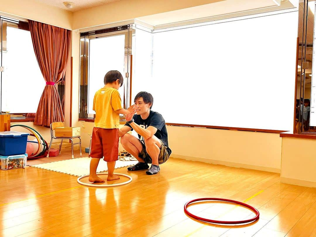 森隆弘のインスタグラム：「✨子ども達と一緒に✨  月1回3-5歳を対象に 保育園にて運動教室✌️  今日は フラフープと風船を使って 子ども達と遊びました😃  子ども達 めちゃくちゃ可愛いな〜！  #運動 #幼稚園の先生 #5歳 #4歳 #3歳 #幼稚園  #幼稚園準備 #運動教室 #オランダ移住 #オランダ水泳ディプロマ #幼稚園の先生 #トライアスロントレーニング #トライアスロンスイム #幼稚園児 #オランダ生活 #オランダ移住 #オランダ習い事 #オランダ子育て #オランダ駐在生活 #オランダ #アムステルダム #アムステルダム生活 #アムステルダム旅行 #アムステルダム駐在 #アムステルダム在住 #アムステルダム習い事 #アムステルダム広場 #アムステルダムライフ #アムステルダムカフェ #オランダ生活🇳🇱」