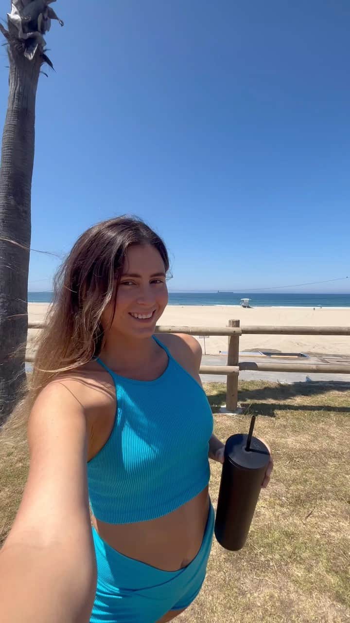 アナスタシア・アシュリーのインスタグラム：「What I eat in a day! I’ve gotten a lot of requests for this on my stories so I  decided to do something different and show my day today! I totally forgot my water intake though 🤪 and please note I’m not a health care professional  #whatieatinaday」
