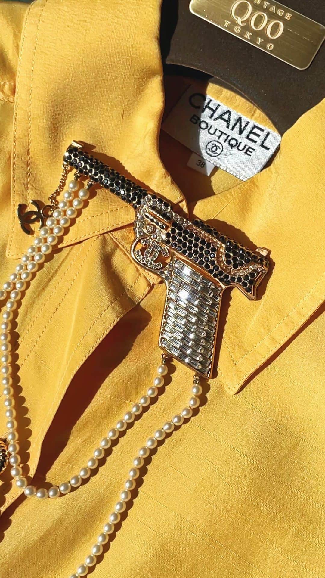 のインスタグラム：「Shooting my heart🔫  ▼Customer service /Chinese/Korean/Japanese *Please feel free to contact us! *商品が見つからない場合にはDMにてお問い合わせください   ▼International shipping via our online store. Link in bio.  #tokyovintageshop #오모테산도 #omotesando #aoyama #表參道 #명품빈티지 #빈티지패션 #도쿄빈티지샵  #ヴィンテージファッション #ヴィンテージショップ  #chanelvintage #chanel #vintagechanel #chanelclassic #chanellover #빈티지샤넬 #샤넬  #シャネル #샤넬클래식 #빈티지샤넬 #샤넬브로치 #빈티지샤넬브로치」