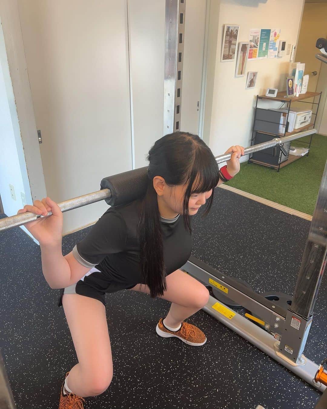 松本ひかるのインスタグラム：「グラビアの活動これからも本格的に頑張りたいのでジムデビュー。💪🏻  久しぶりに運動して体が軽くなった✨ ありがとうございました🎶  おしりと背中が鍛えられたよ🍑  クーポンコードbc_kurazono  #ジム #トレーニング」